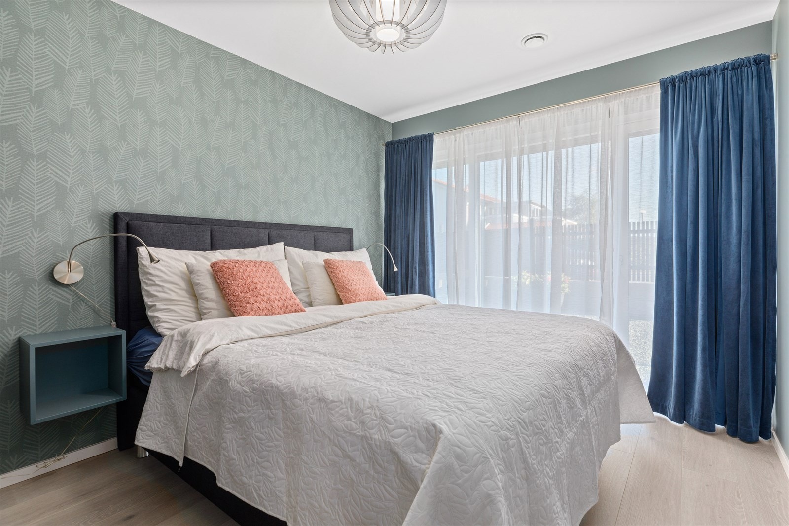 Fine fargevalg og romslig plass på dette soverommet på 11 kvm. Galleribilde