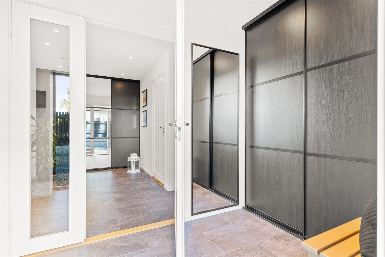 Glassrutene og glassdøra gir en luftigere romfølelse Galleribilde