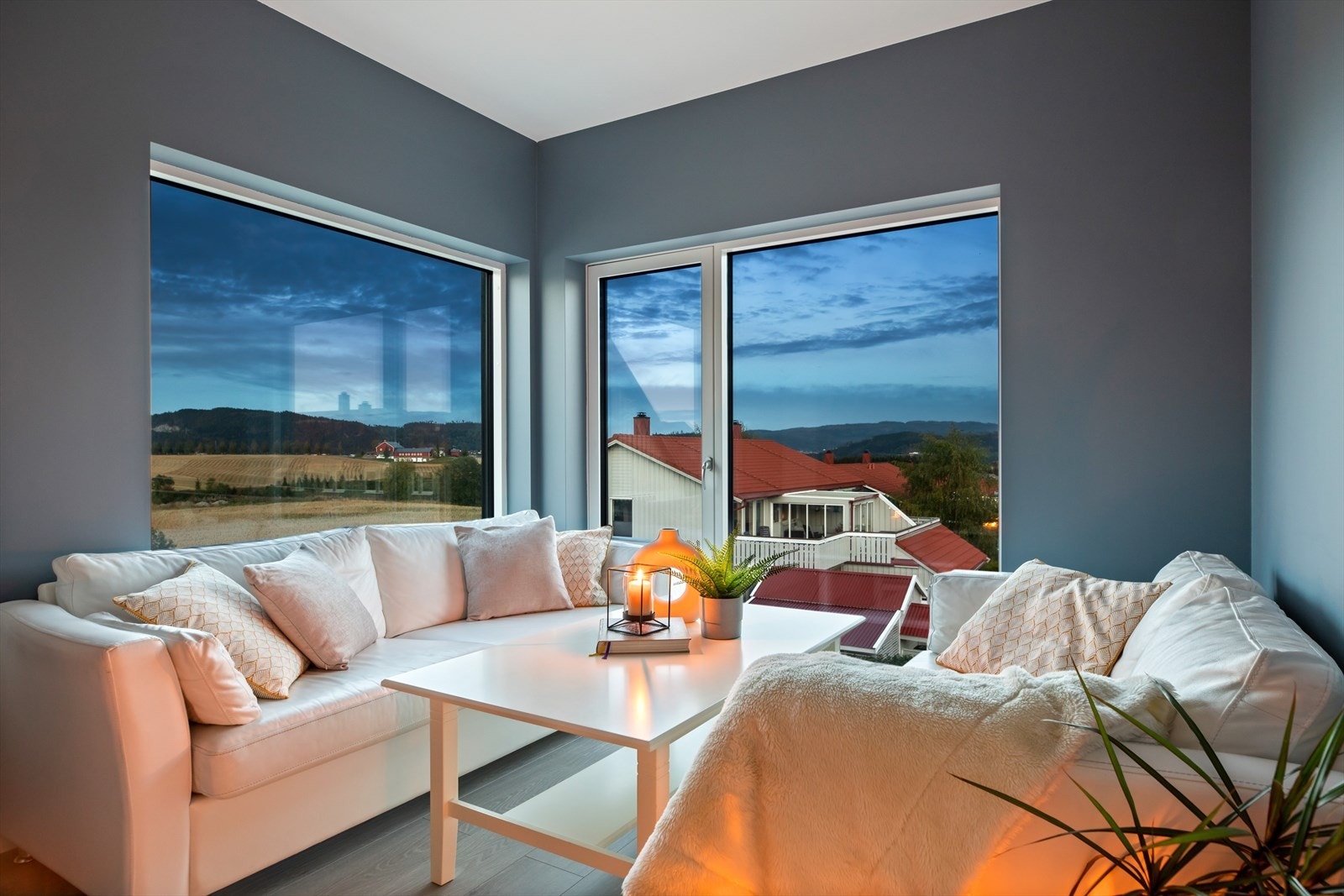 Fantastisk utsikt mot øst fra loftstue nr. 2 som opprinnelig hadde åpen løsning inn mot den andre avdelingen Galleribilde