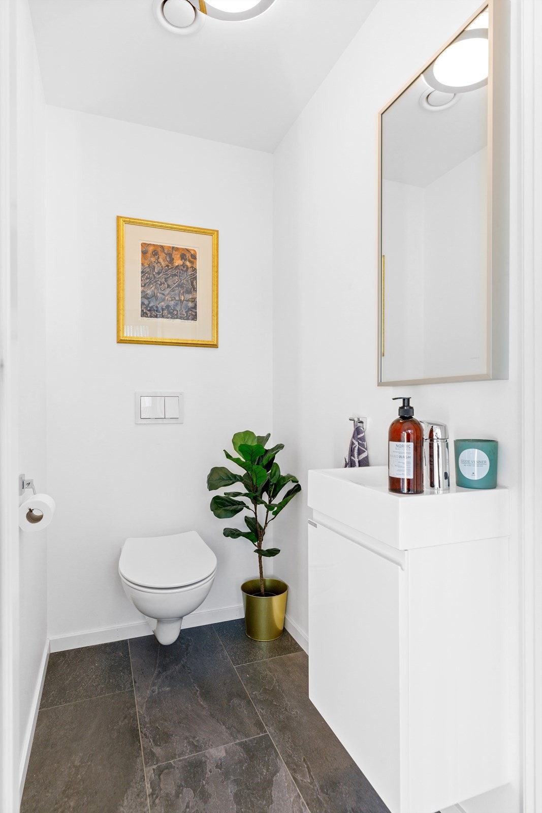 Praktisk toalettrom på hovedplan Galleribilde