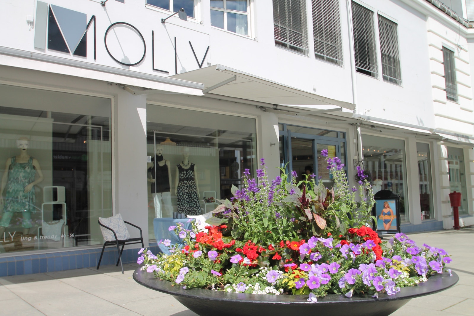 Store utstillingsvinduer med god eksponering mot gågata. Galleribilde