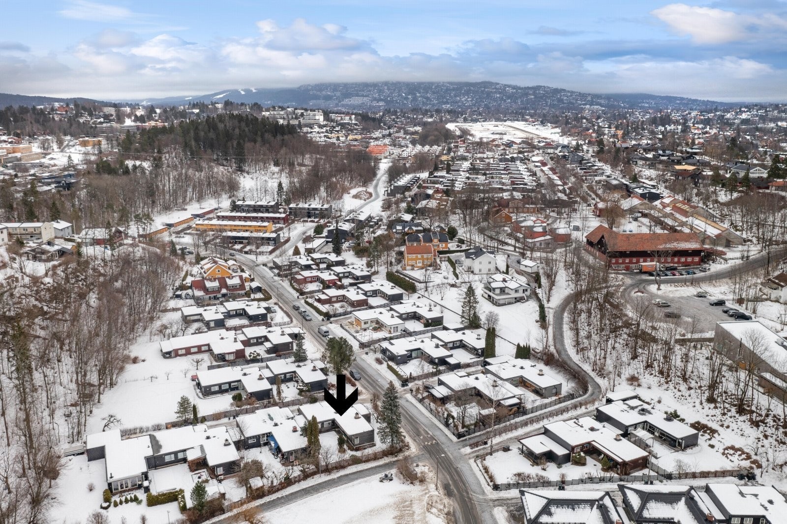 I dette bilde kan du se både nærliggende barnehage, Steinerskolen, Hagabråtan og boligen du er i ferd med å vurdere Galleribilde