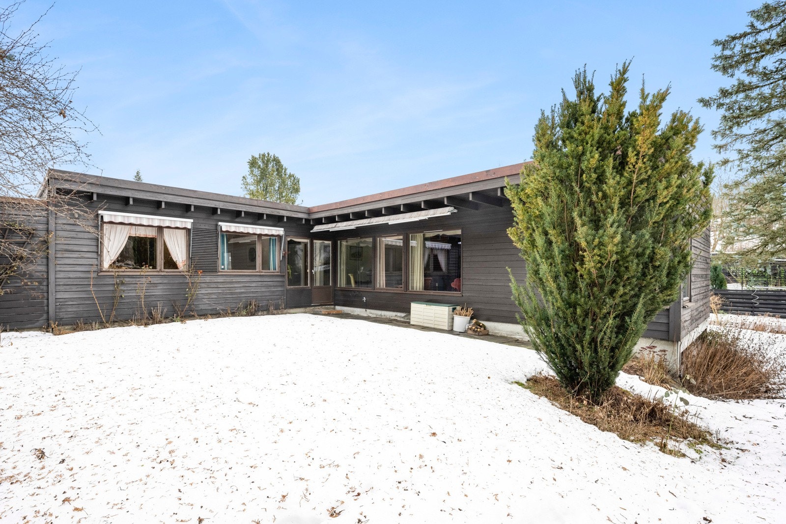 Tomten er flat og det god plass for lekeapparater Galleribilde