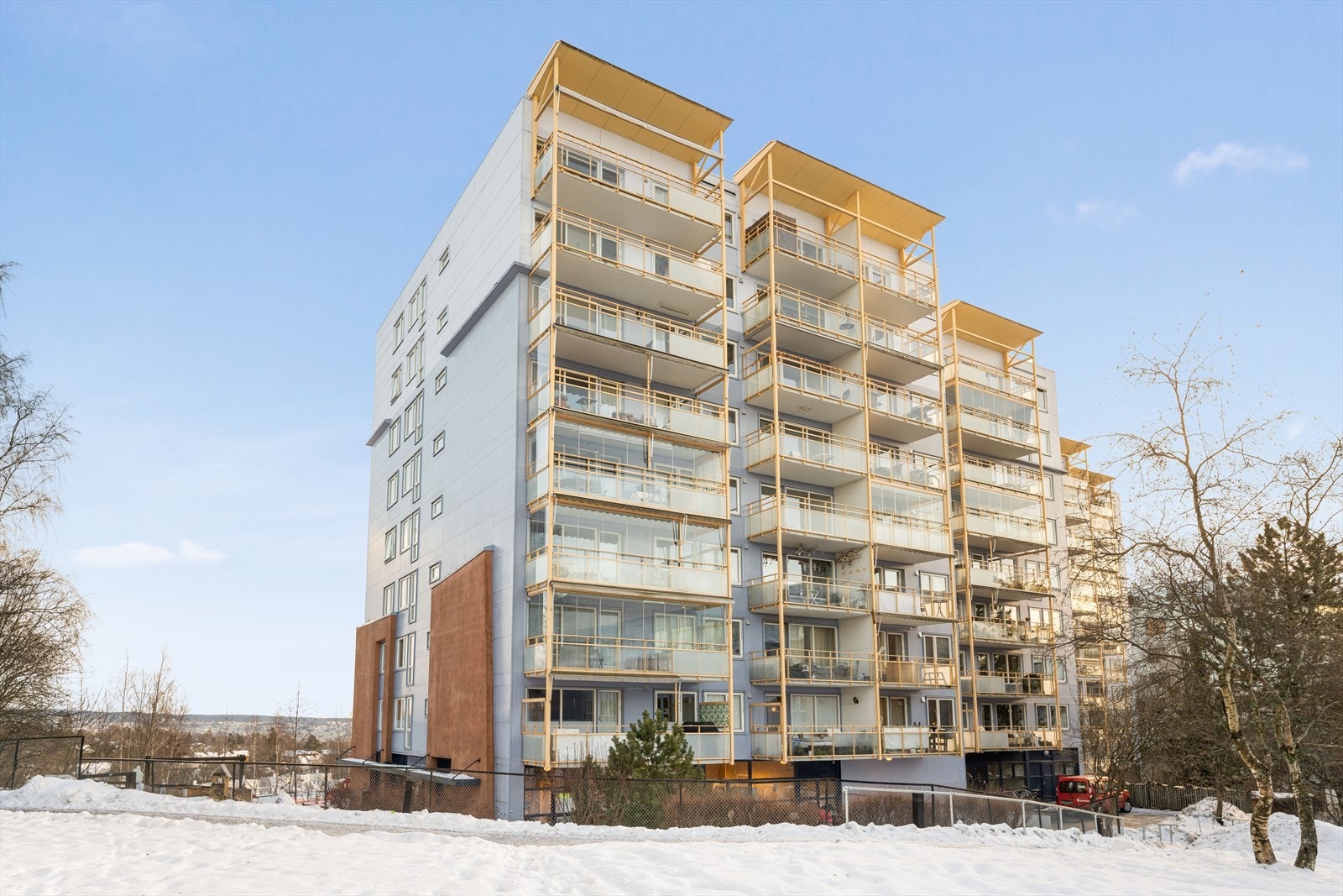 Fra leiligheten er det kort vei til offentlig kommunikasjon med buss og t-bane. Hovseter T-bane er en spasertur unna, hvor linje 2 tar deg til Oslo S på ca. et kvarter. Galleribilde