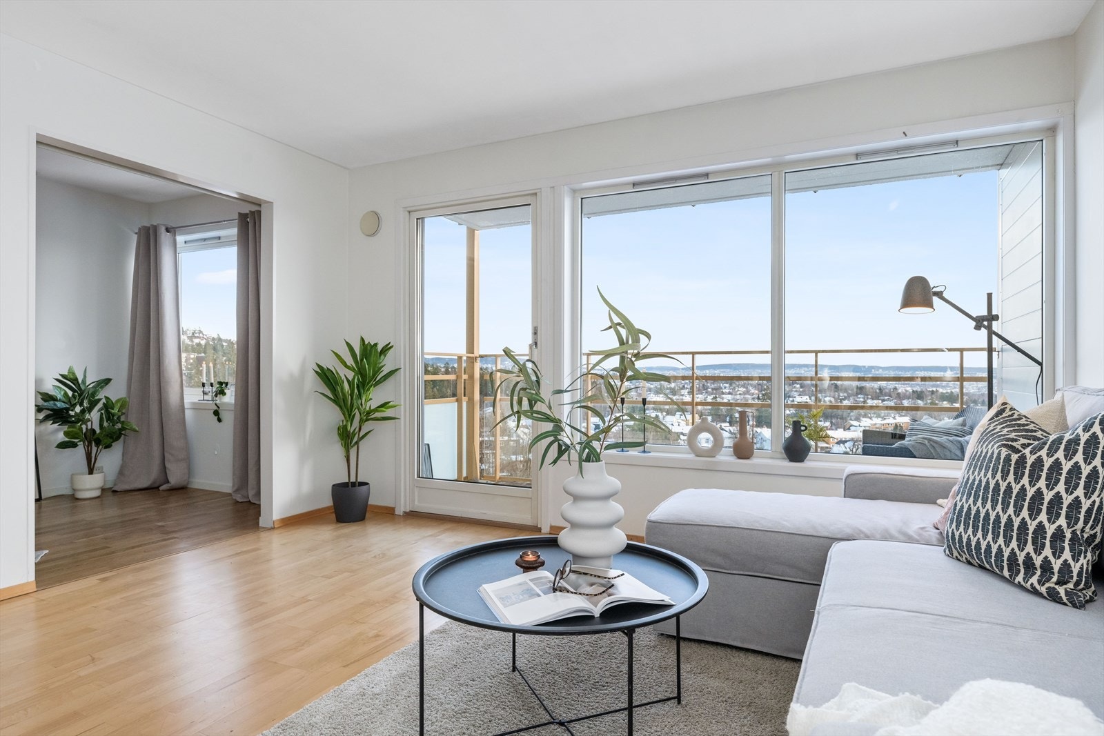 Stuen er et naturlig oppholdsrom - romslig uten innsyn. De store vinduene gir naturlig lystilførsel til rommet og bidrar til en hyggelig atmosfære. Galleribilde