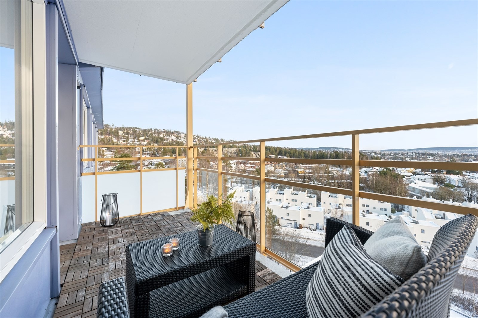 I tillegg byr leiligheten på en herlig balkong på ca. 7 kvm med vidstrakt utsikt utover Oslo. Galleribilde
