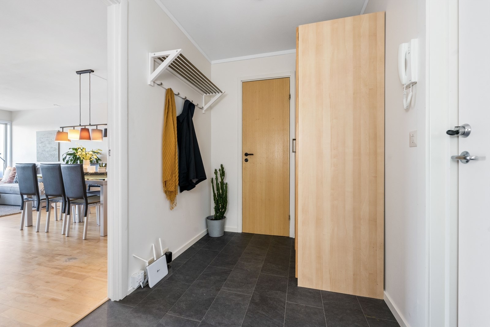 Boligens entré er romslig og har god plass til å henge av seg yttertøy og sko. Galleribilde