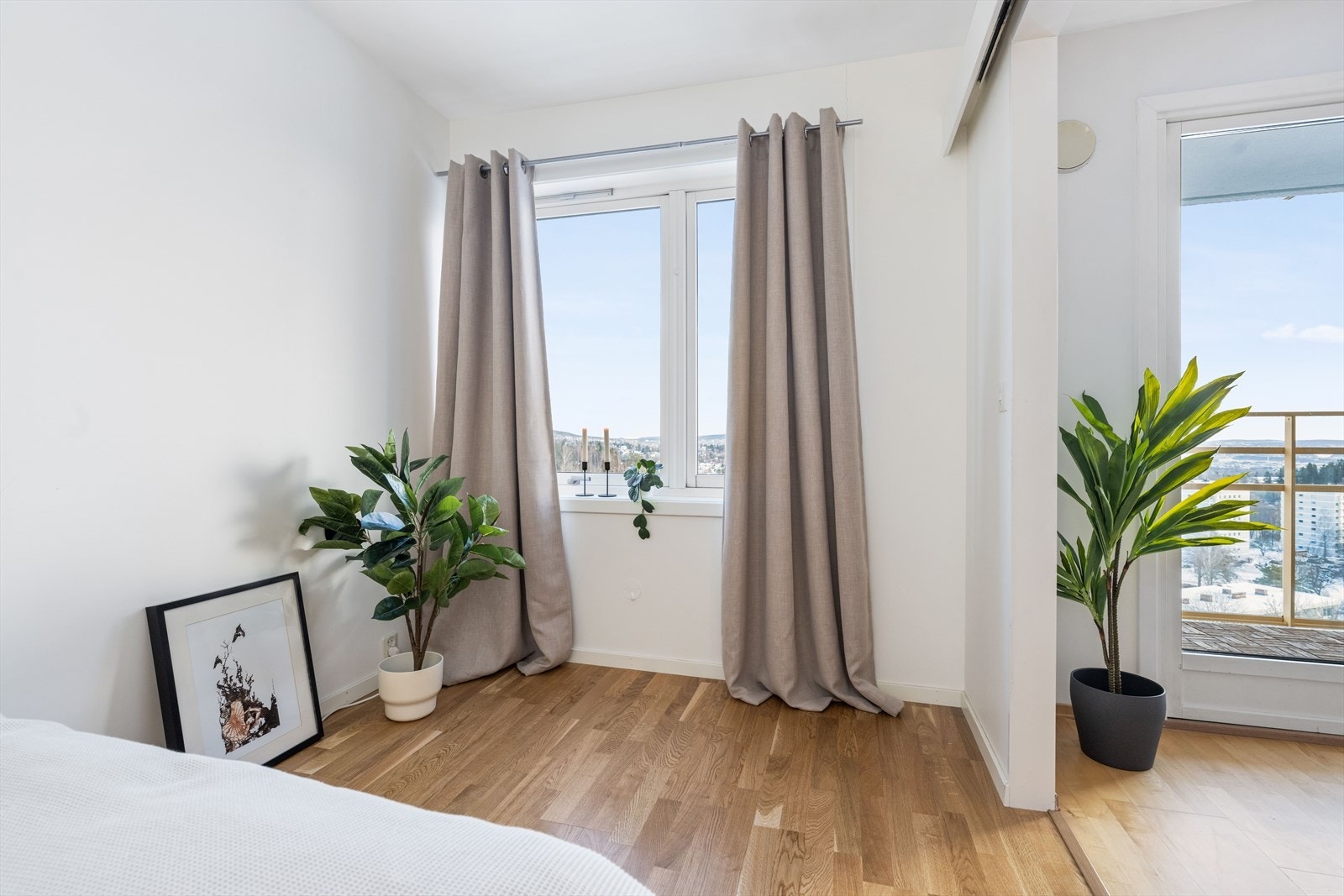 Leiligheten har et meget romslig og lekkert soverom med god plass til dobbeltseng, nattbord og garderobe. Galleribilde