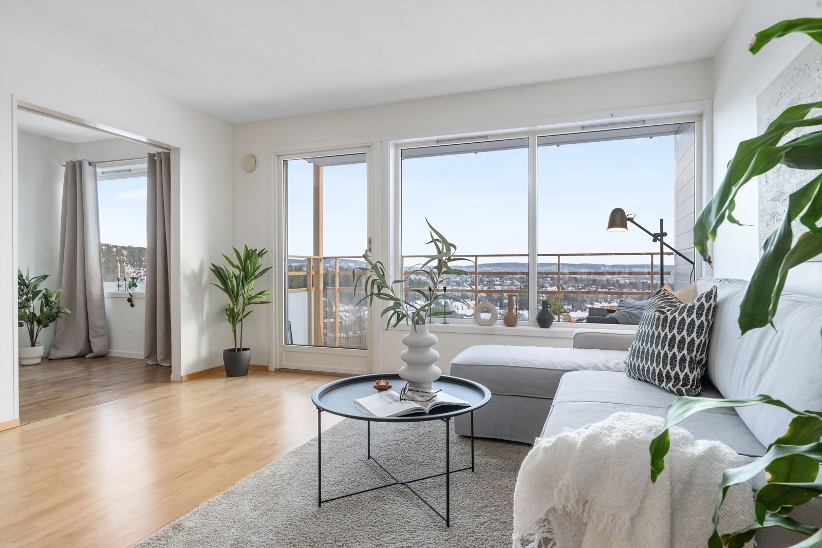 Dette er en lys og pen 2-roms med attraktiv beliggenhet i et veletablert og barnevennlig boligområde på Hovseter med kort vei til det meste du trenger i hverdagen. Galleribilde