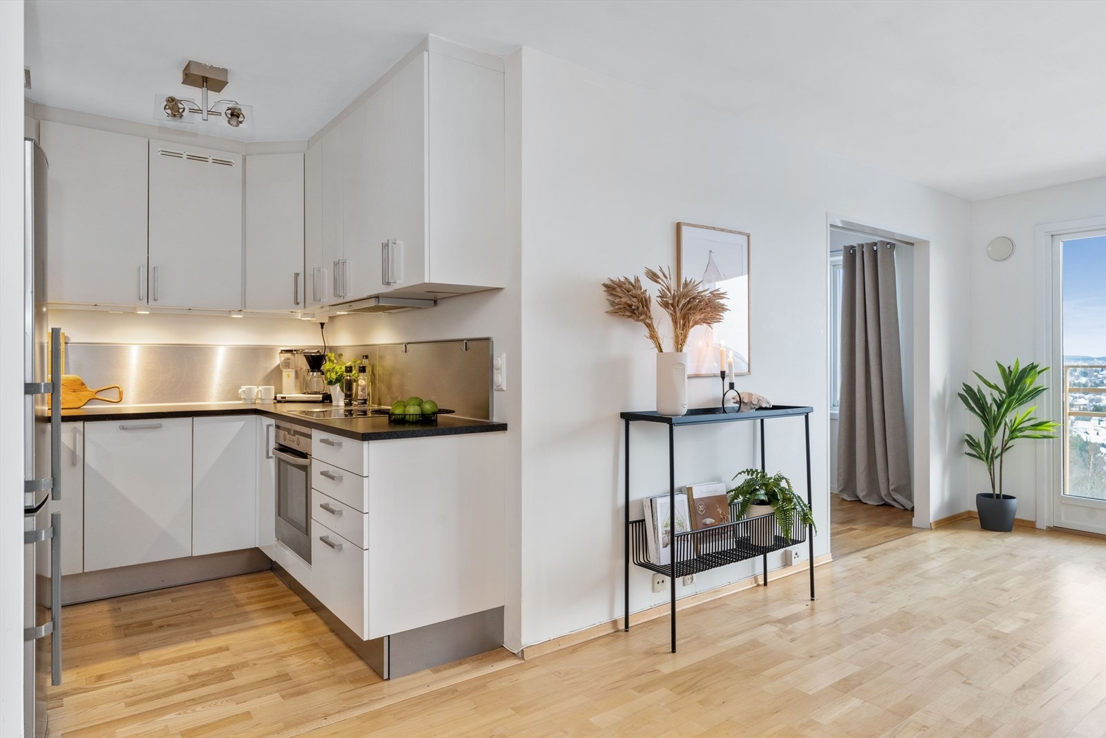 Pent kjøkken i åpen løsning mot stue/spisestue. Galleribilde