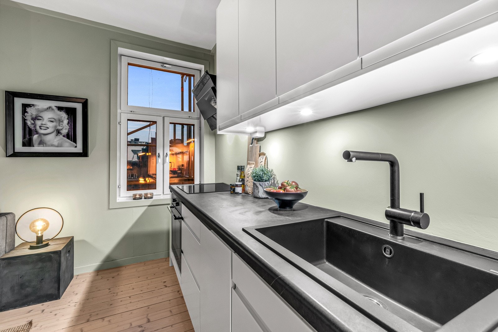 Nytt Epoq fra 2020 med benkeplate i slitesterk laminat. Galleribilde
