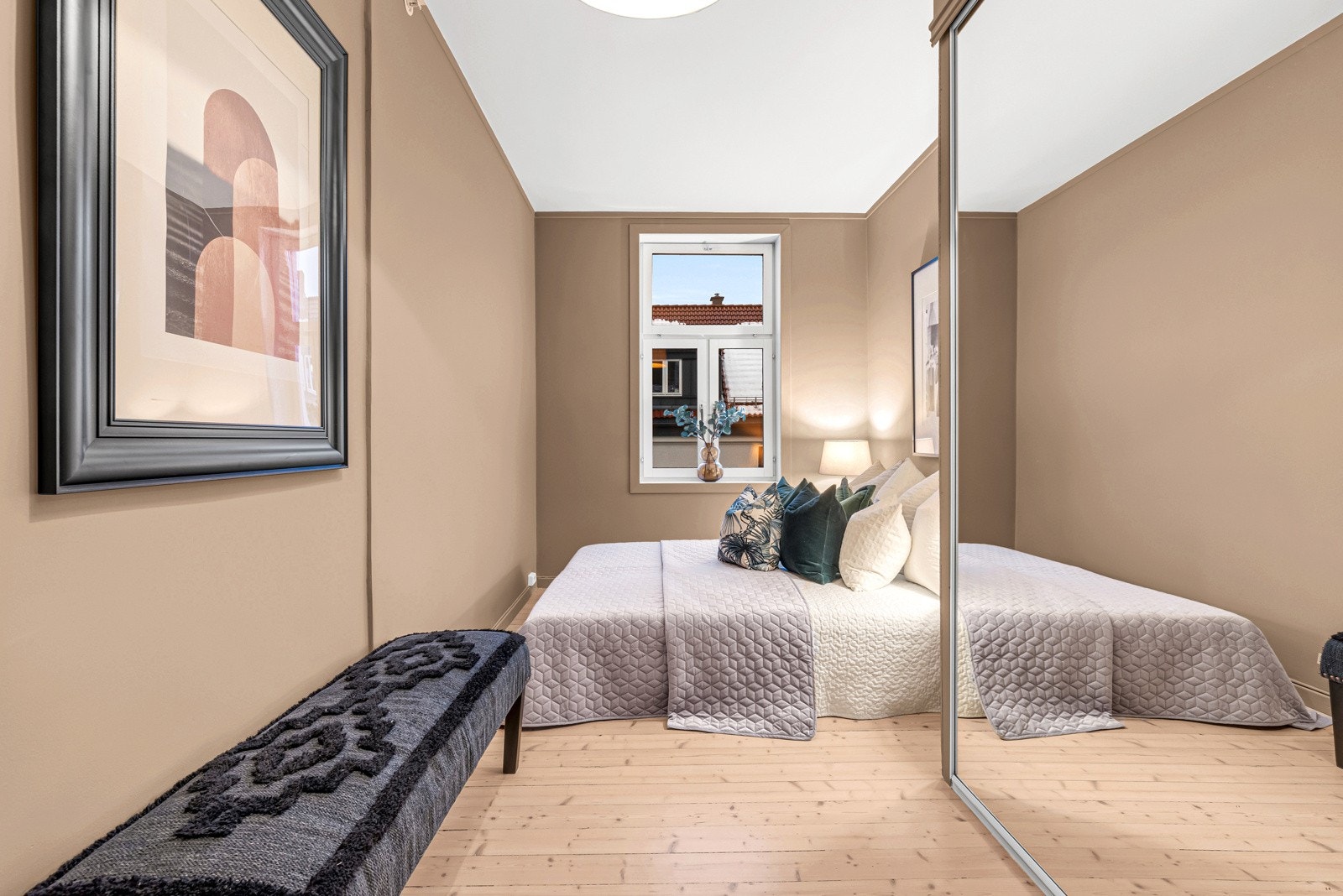 Hovedsoverommet har god plass til stor dobbeltseng og garderobeskap. Galleribilde