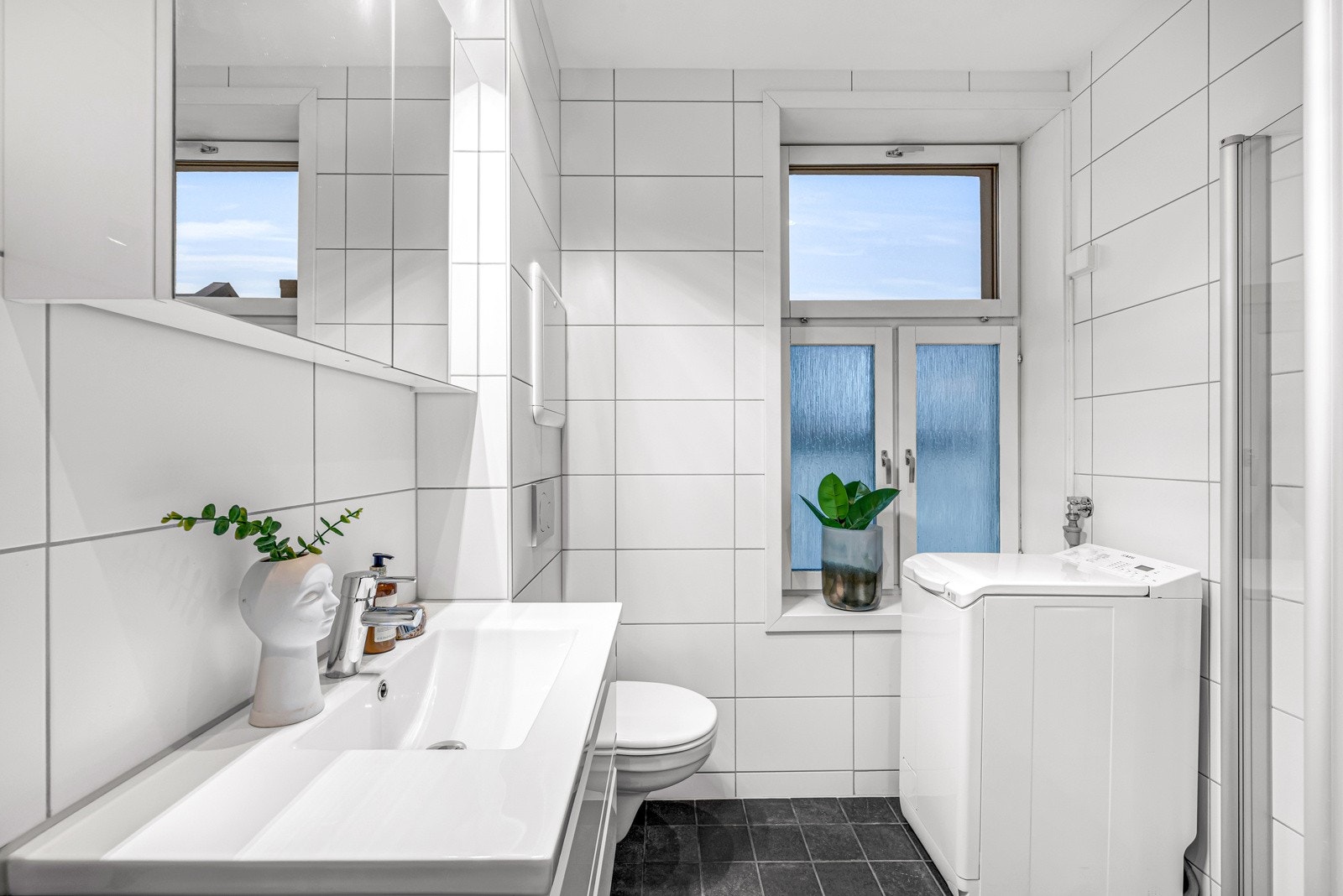 Pent flislagt bad fra 2015 med opplegg for vaskemaskin. Galleribilde