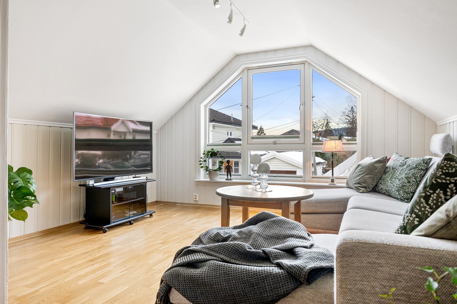 Samt en meget koselig stue med plass til sofagruppe. Galleribilde