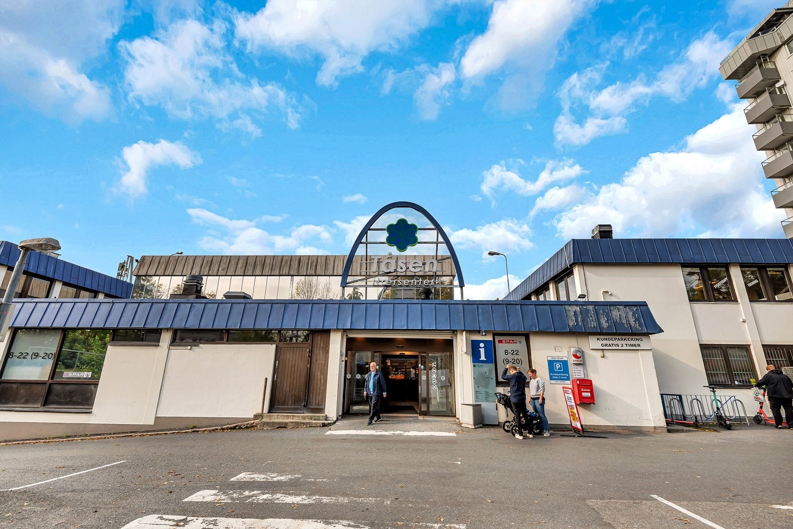 Kort vei til Tåsen Nærsenter med flere butikker. Blant annet dagligvare med god ferskvaredisk og postkontor-funksjoner. I samme bygg er legesenteret, Tåsenklinikken. Galleribilde