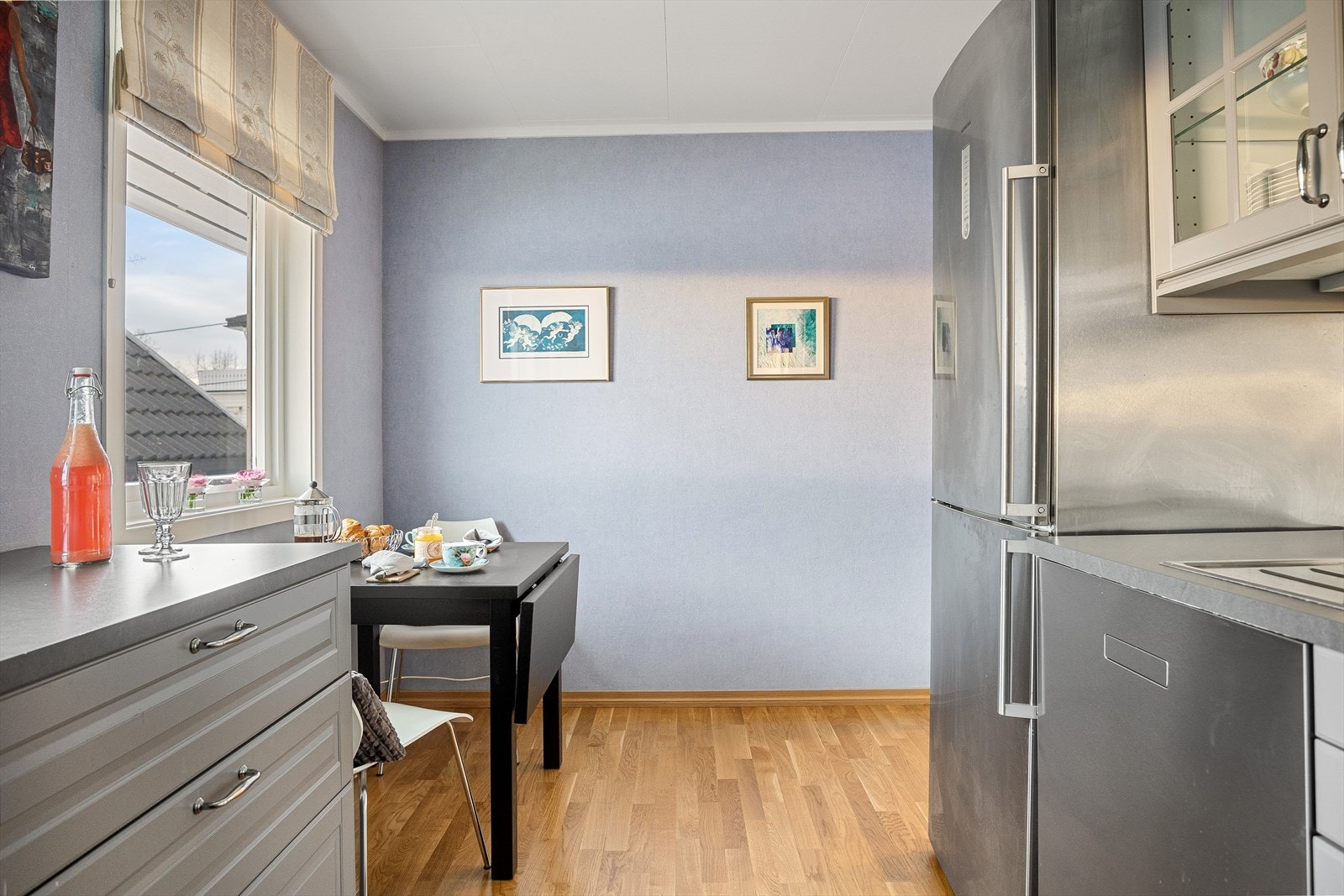 Det er også plass til et kjøkkenbord med stoler på kjøkkenet. Galleribilde