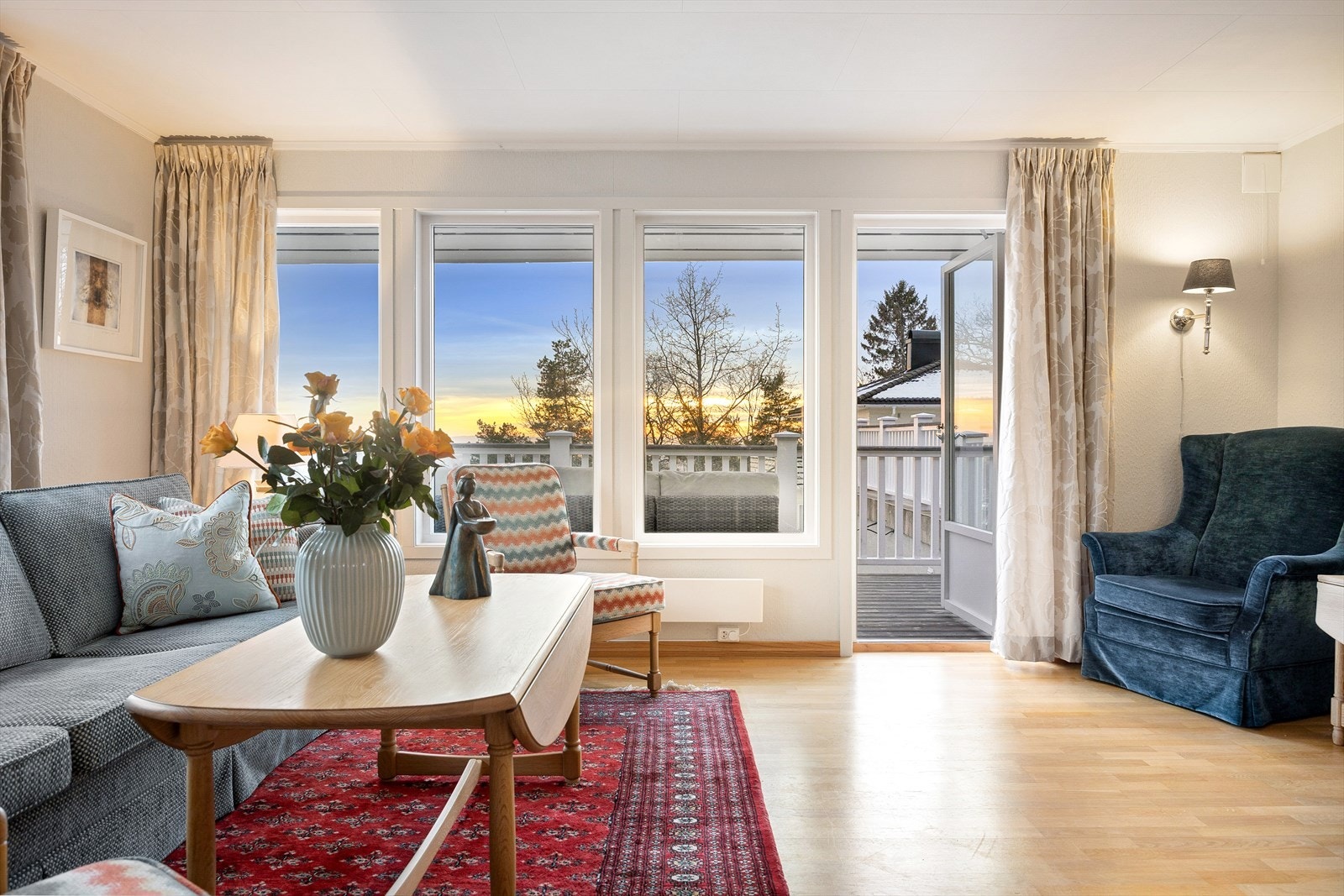 Her er også utgang til sydvendt terrasse målt til ca. 50m² med tilliggende hagestue målt til ca. 16m² hvor du kan nyte flotte sommerdager. Galleribilde
