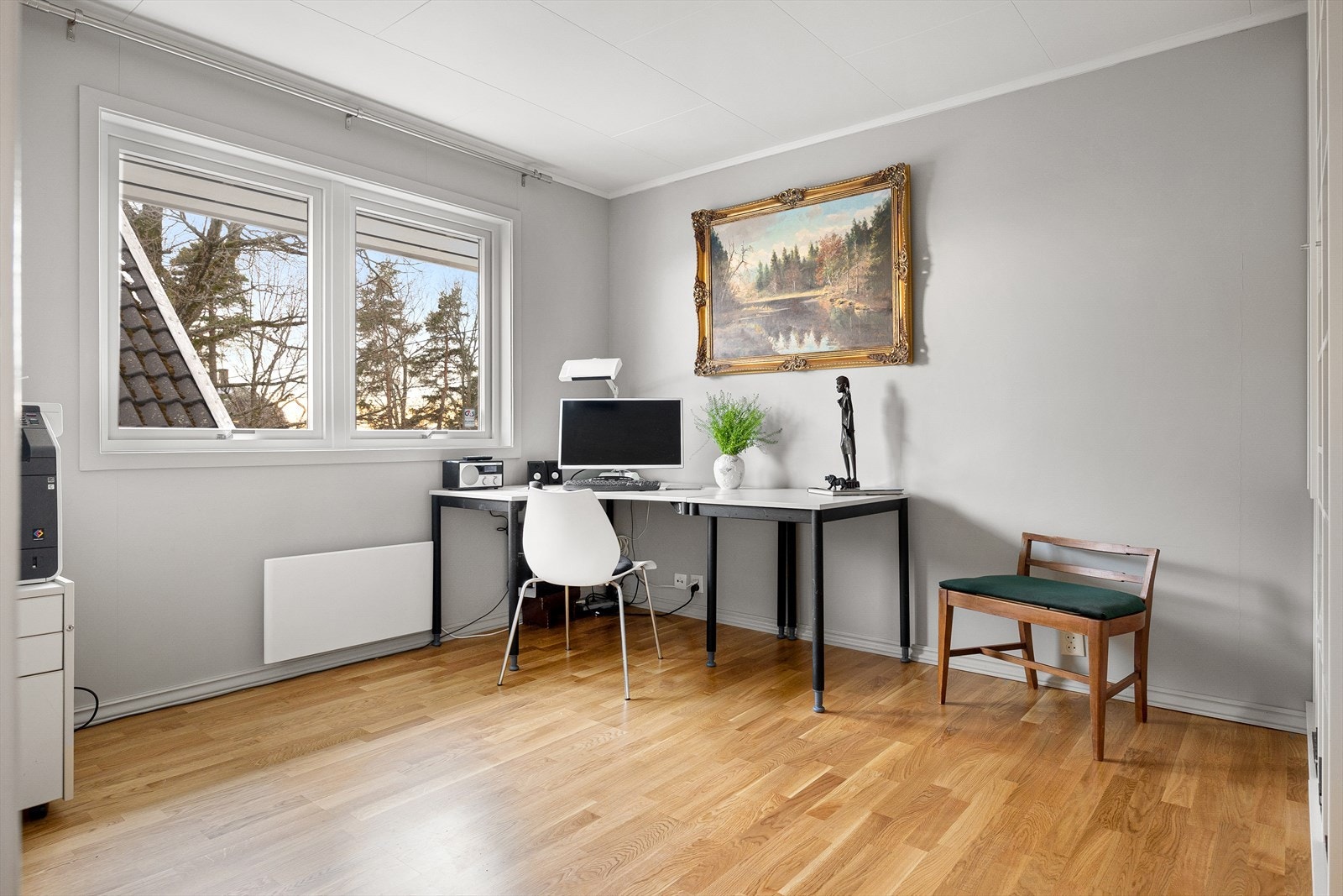 Soverom 2 er i dag innredet som kontor. Begge soverommene i denne etasjen er av god størrelse og her er det plass til dobbeltseng, tilhørende møbler og garderobeskap. Galleribilde