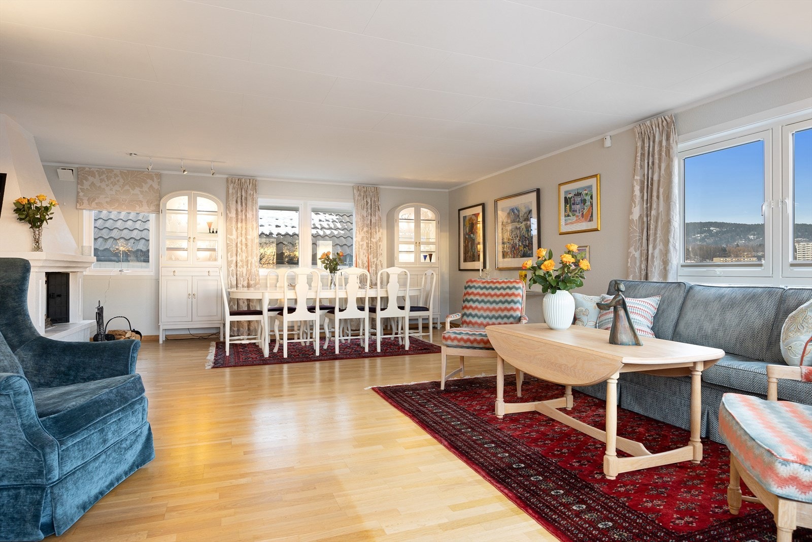 Stuen har godt med plass til en sofagruppe med tilhørende møbler, samt god plass til en hyggelig spisegruppe. Galleribilde