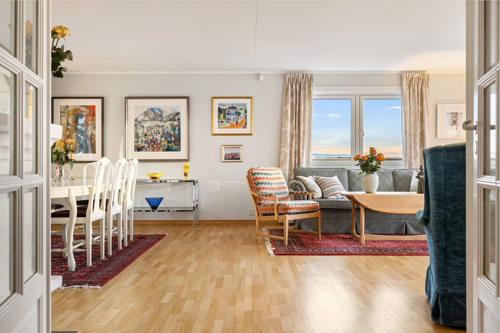 Første etasje byr på en meget innbydende og romslig stue med flott tre-stavs parkettgulv, og lysmalte vegger. Galleribilde