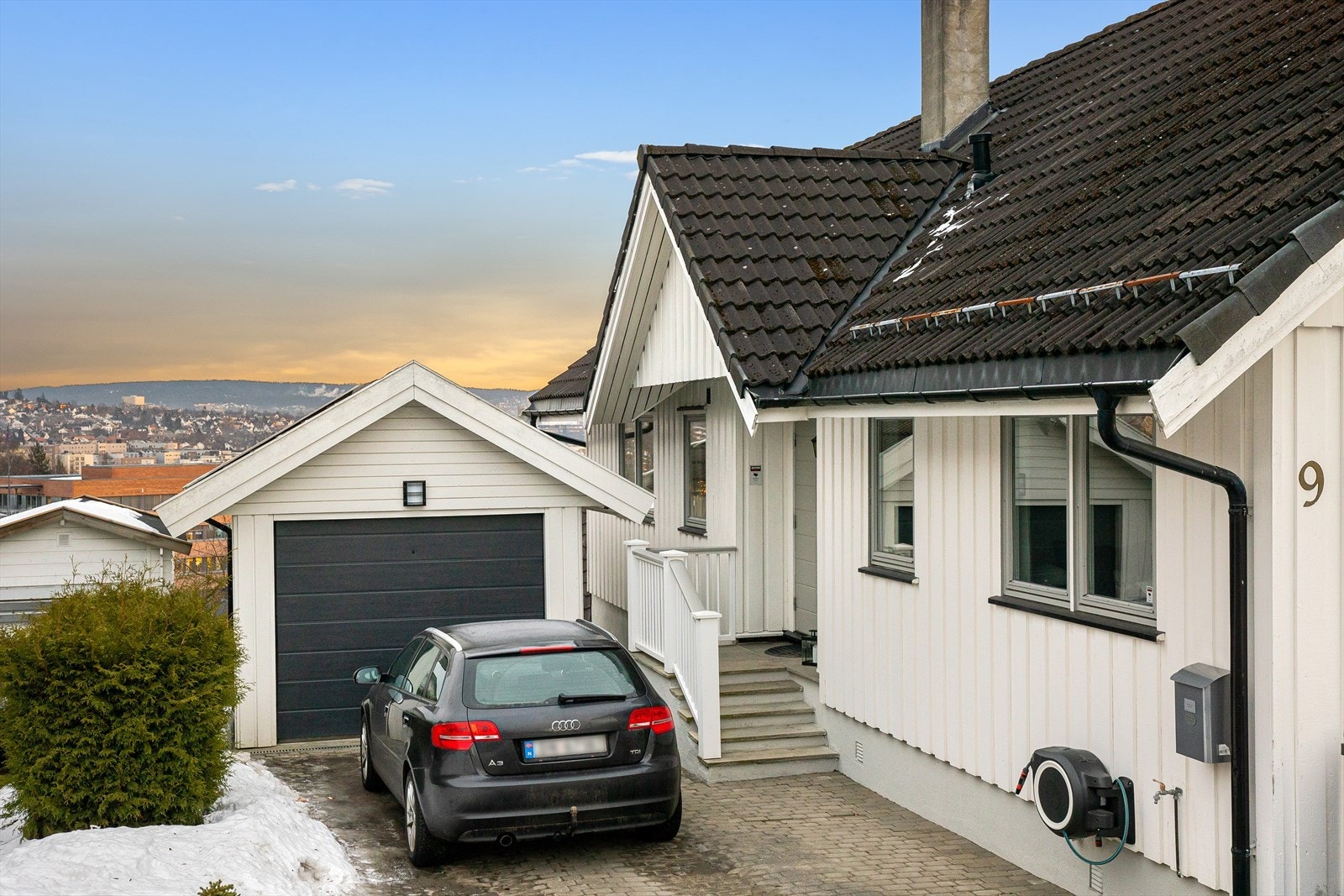 Det er parkering til tre biler. En i garasjen og to foran. Garasjen har elektrisk portåpner fra 2017. Galleribilde