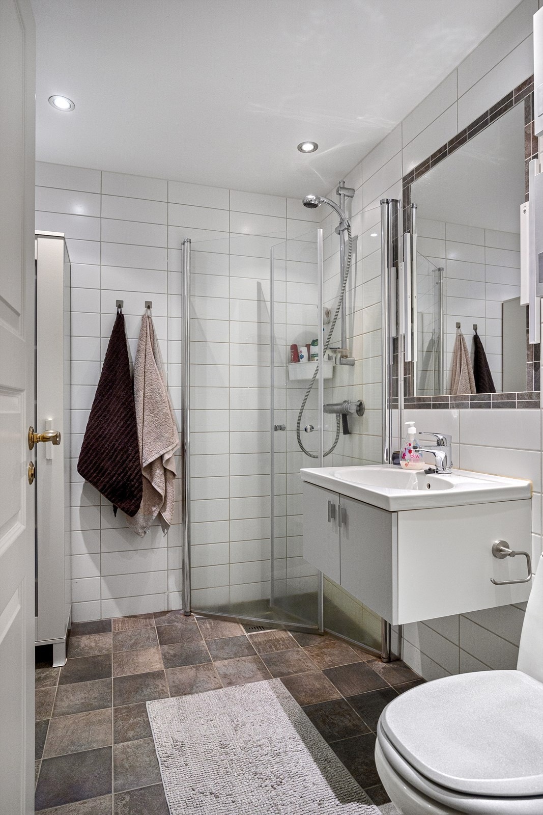 Underetasjen har et pent flislagt bad med gulvvarme og downlights i himling, frittstående toalett og dusjhjørne. Galleribilde