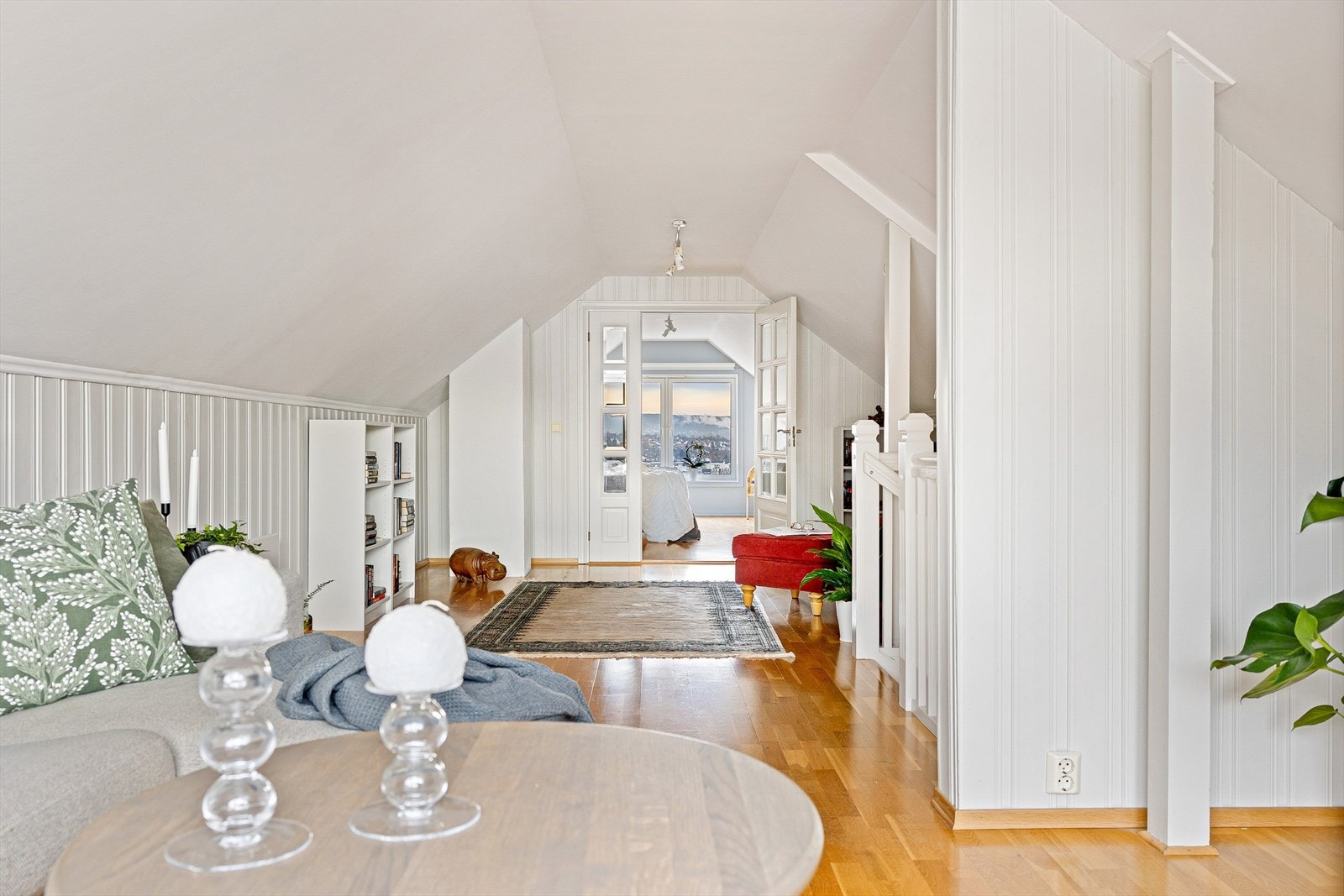 Via dører fra soverom og stue er det mulighet my mye lagningsplass på kneloft. Galleribilde