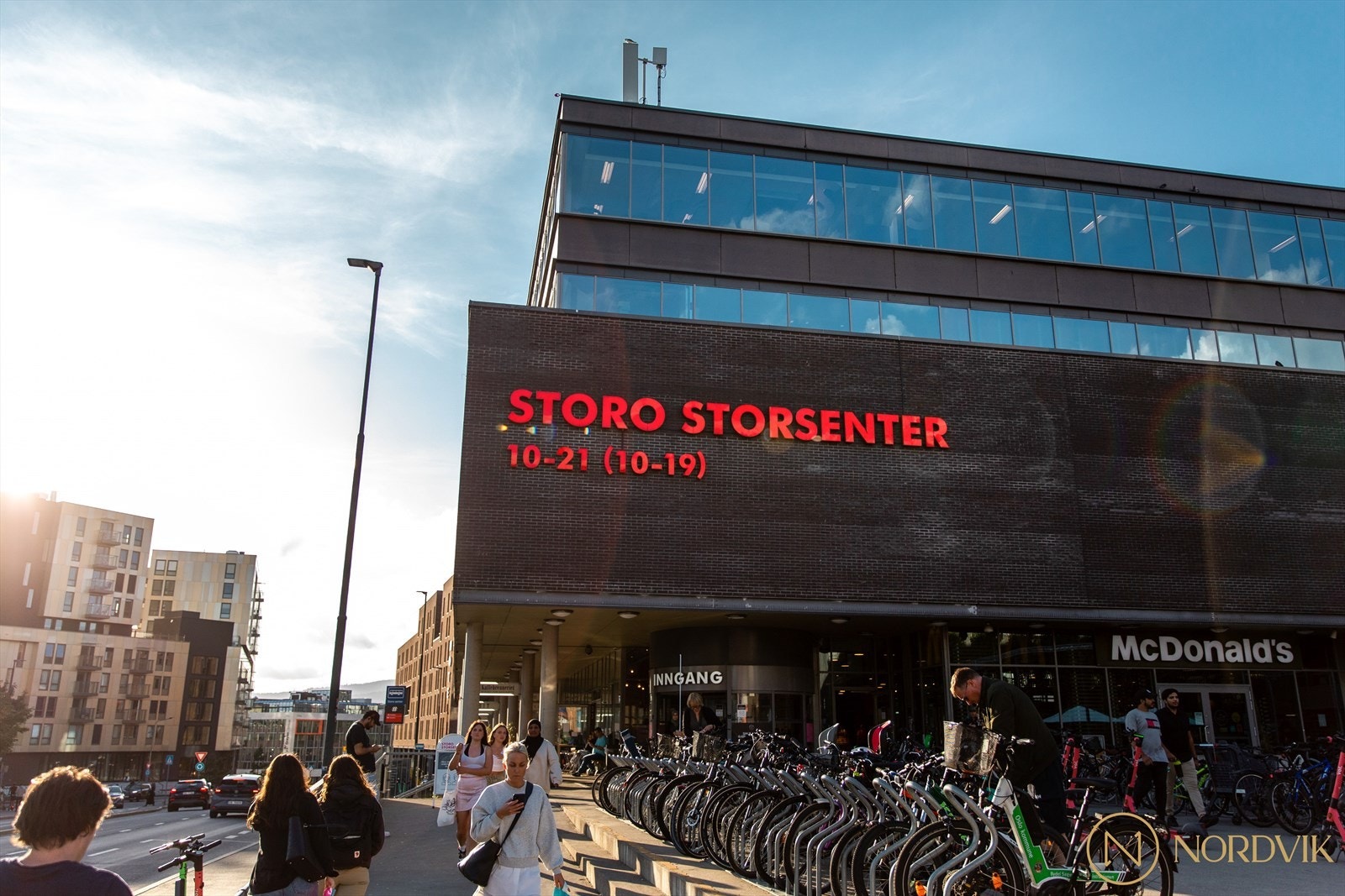 Ca. 2,5 km fra boligen er Storo Storsenter, byens største kjøpesenter med 130 butikker, spisesteder, treningssenter og andre tjenester. Like ved Storo Storsenter er også Norges største, og første, IMAX-kino å finne. Galleribilde