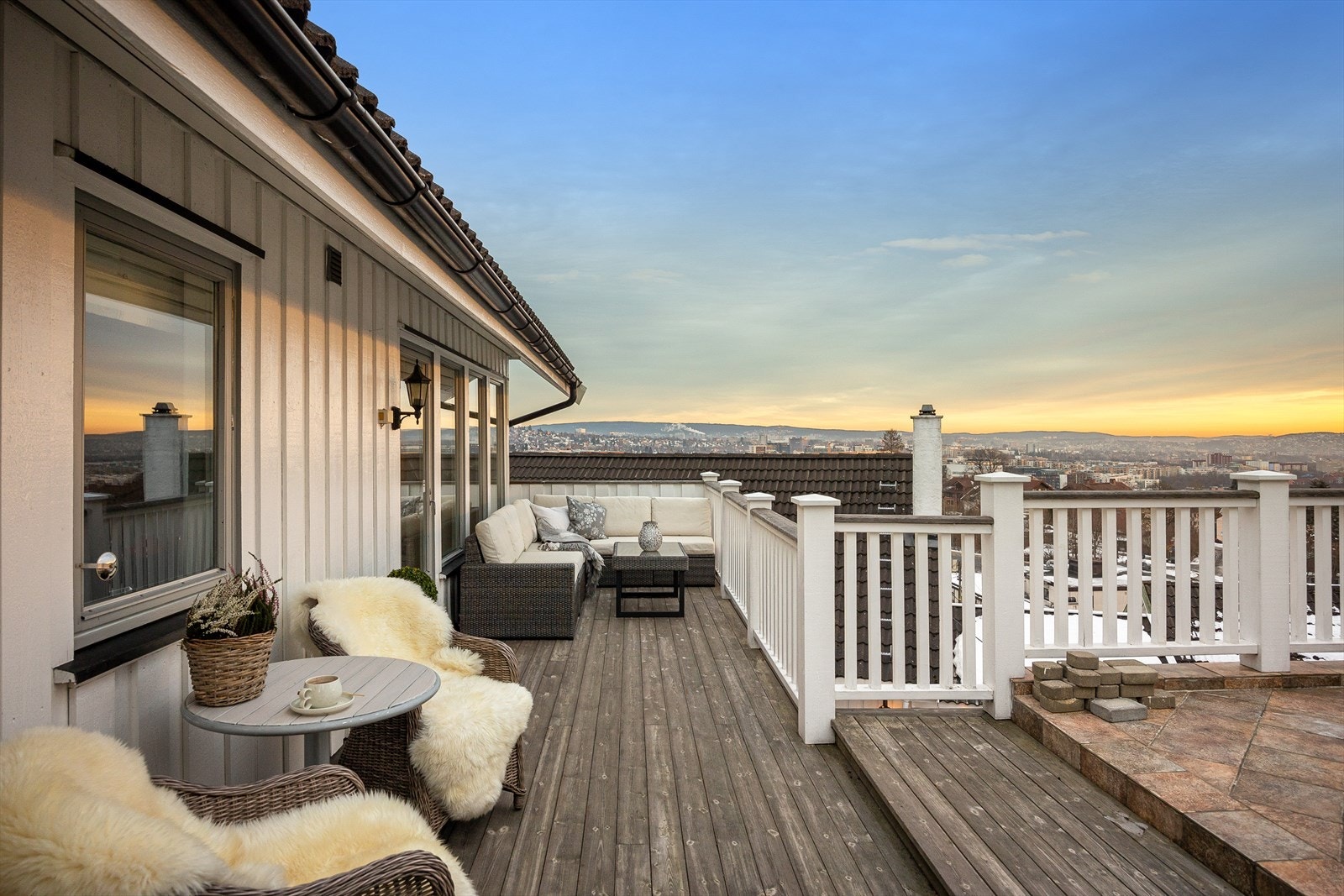 Videre på terrassen er det flere soner med plass til utemøbler. Galleribilde