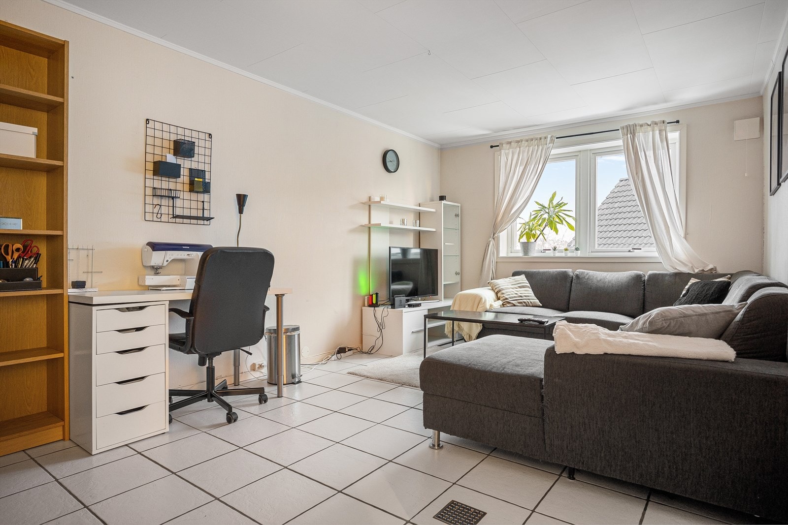 Dette rommet kan også benyttes som soverom, men er i dag i bruk som en stue for leieboerne. Galleribilde