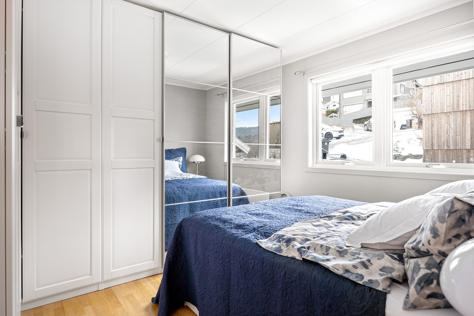 Soverom 1 med dobbeltseng og skyvedørsgarderobe med speil. Galleribilde