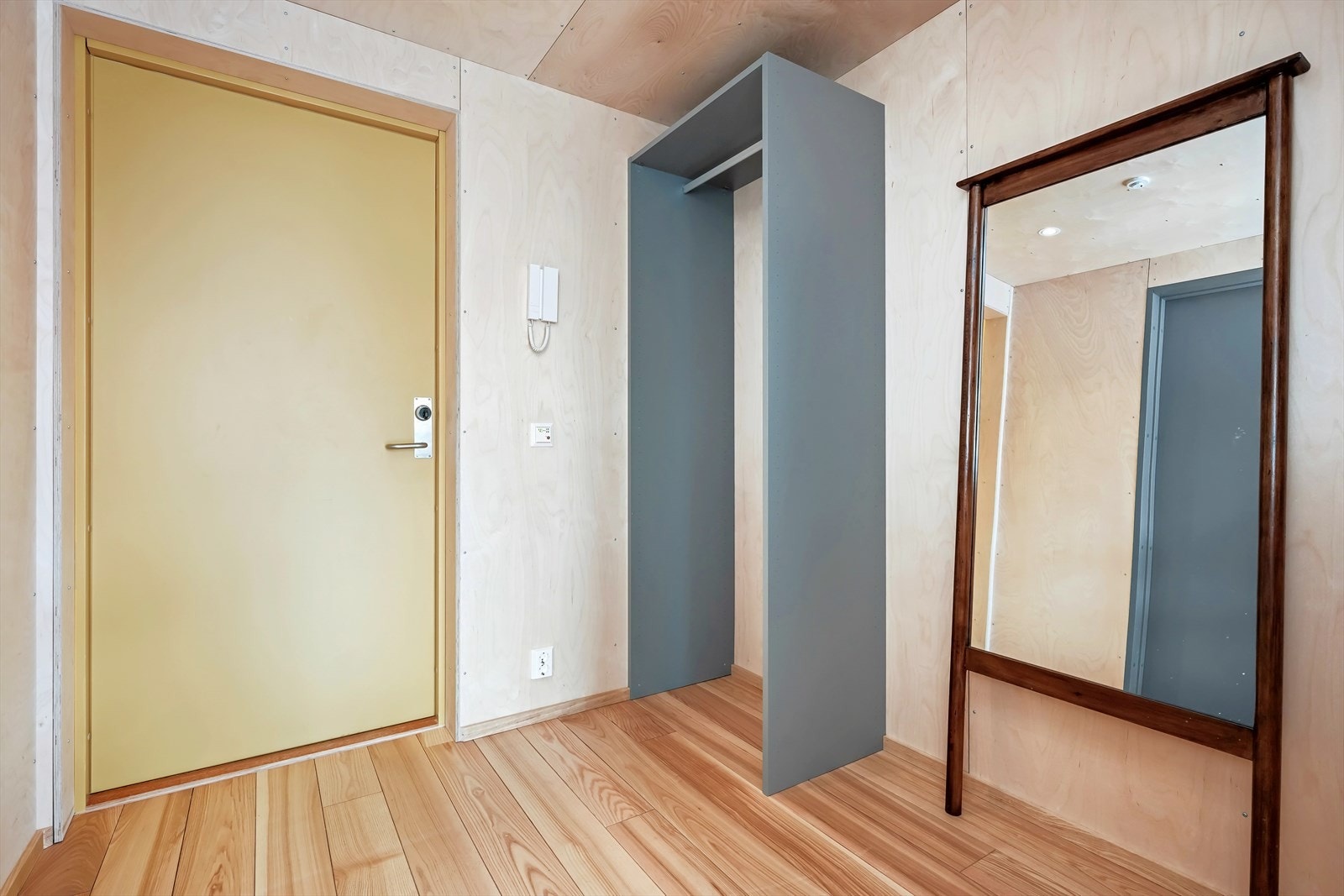 Entré/ gang med garderobe Galleribilde