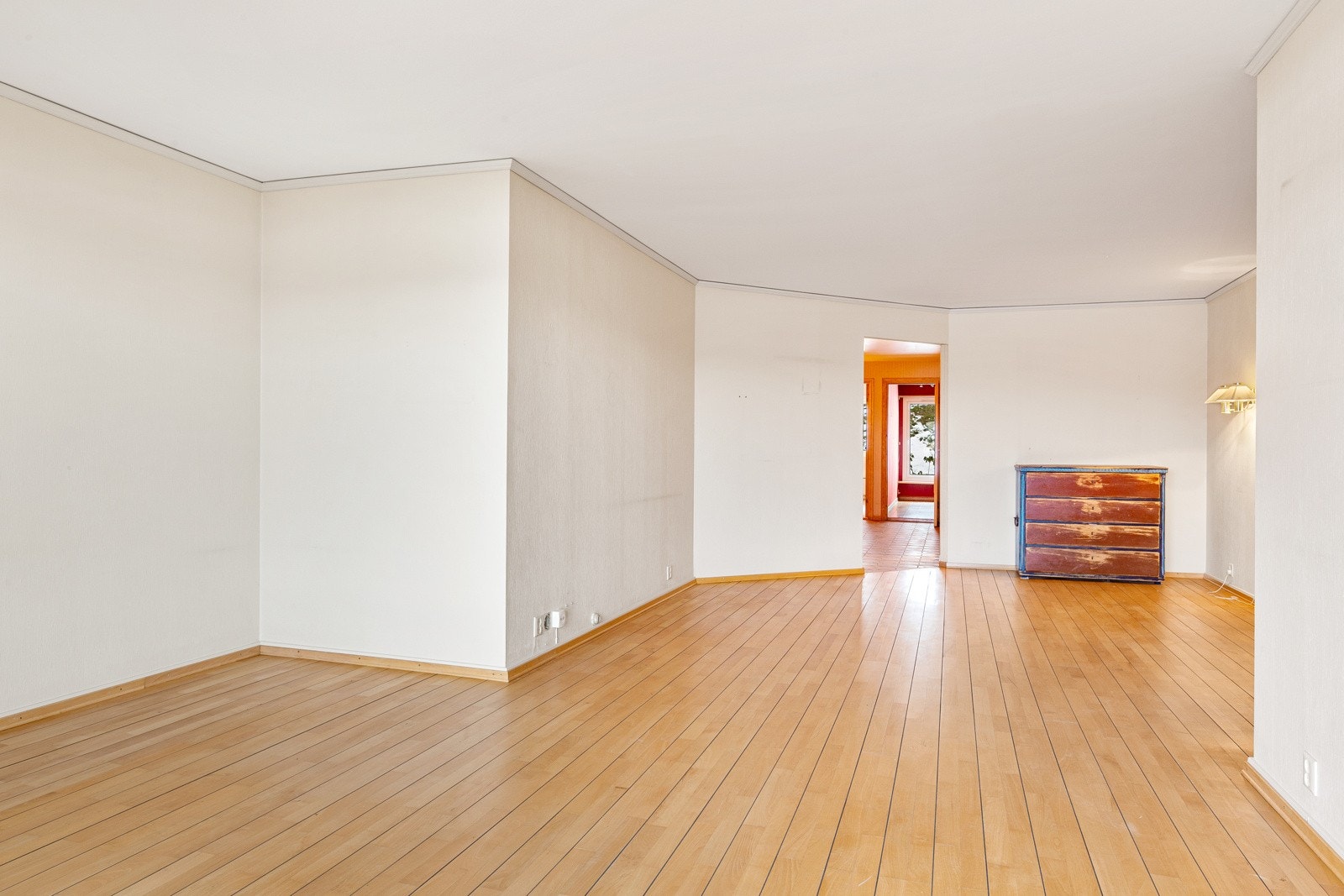 Stuen har rikelig med plass sofaløsning og spisebord m.m. Galleribilde