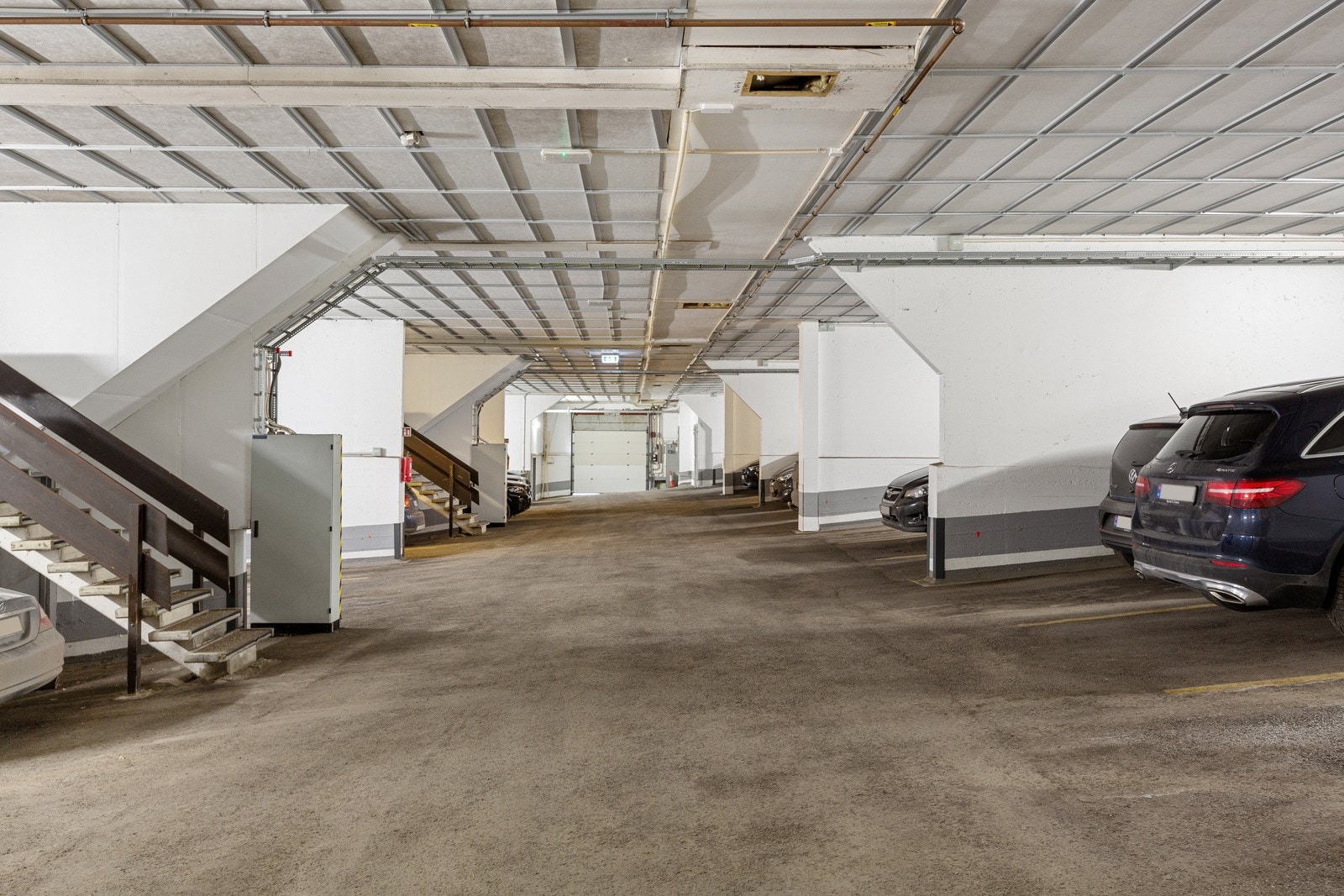 Det medfølger garasjeplass. Sameiet har tilrettelagt for etablering av ladeboks på garasjeplassen. Galleribilde