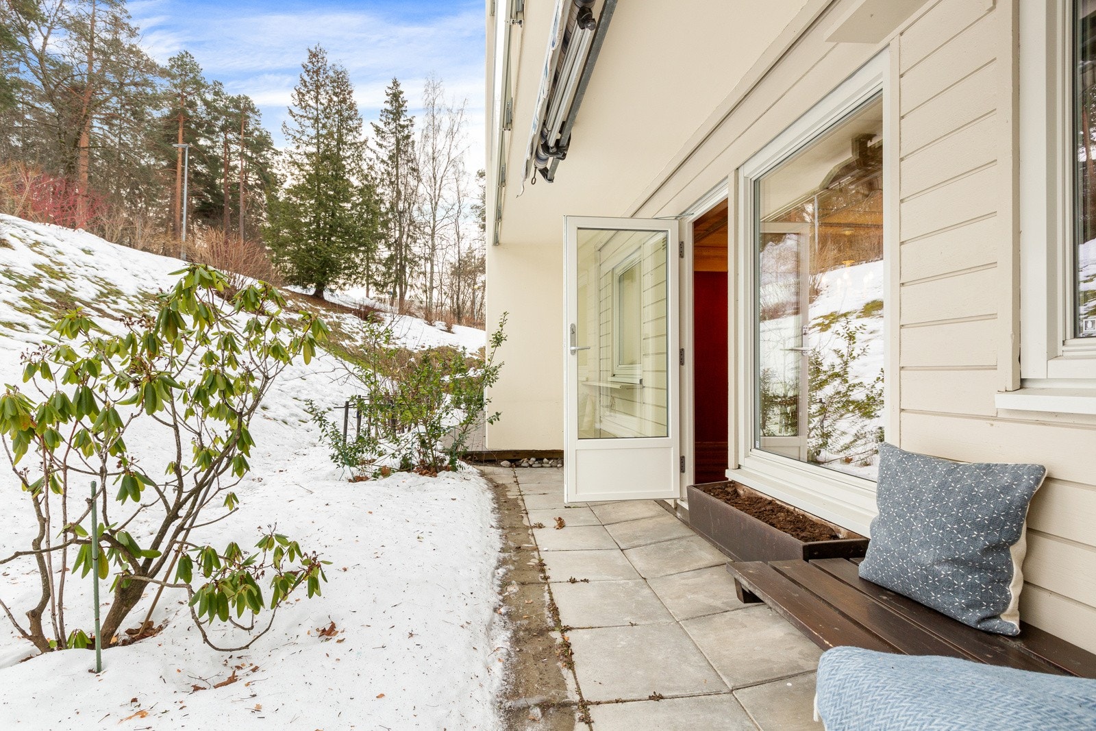 Markterrassen kan også belegges med terrassebord om man ønsker. Det er et eget punkt i ordensreglene som omfatter leiligheter med adkomst bakkeplan. Galleribilde