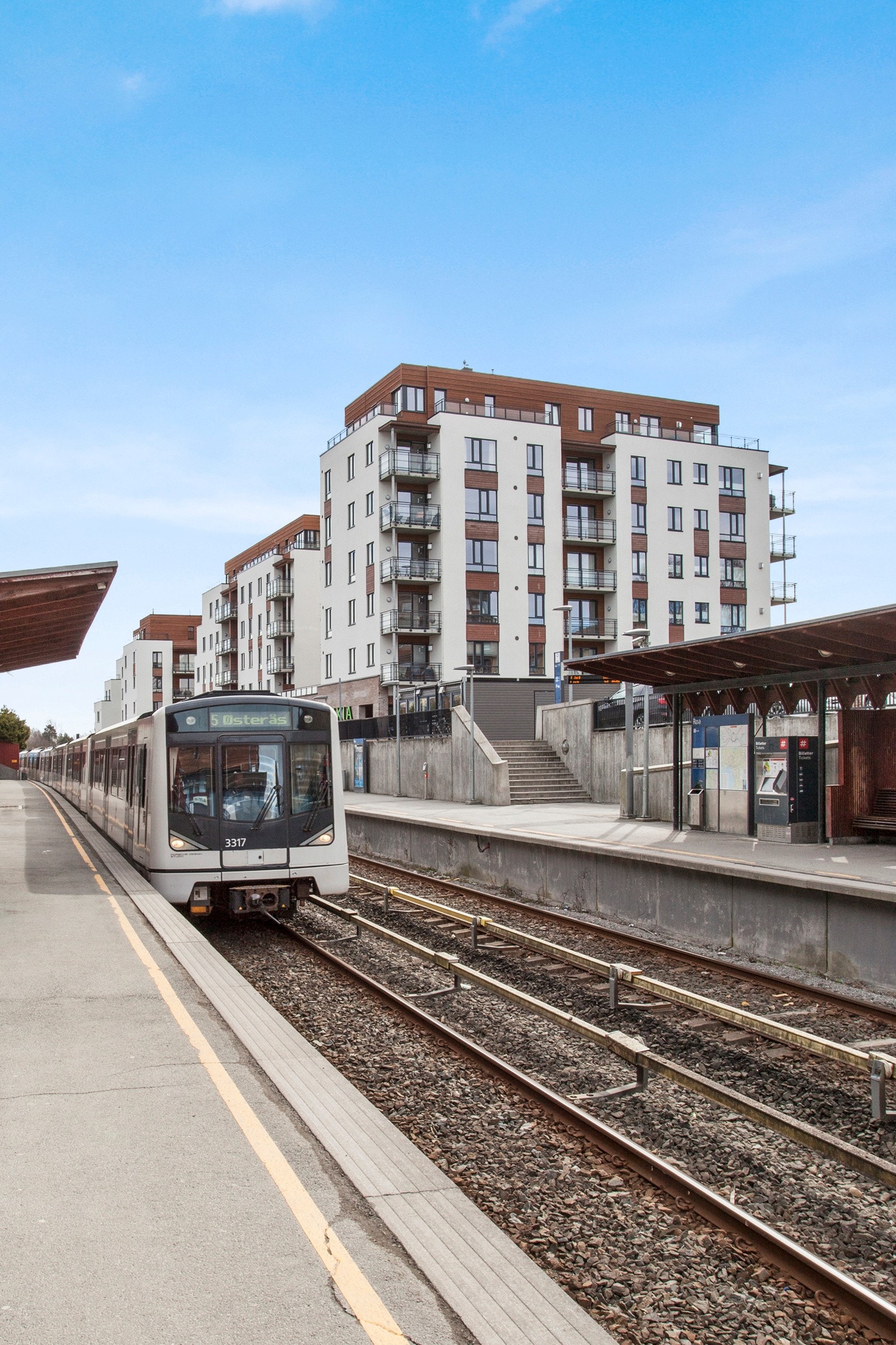 Gangavstand til T-banestasjon på Røa fra boligen, evt. kan man ta bussen to stopp til Røa. Galleribilde