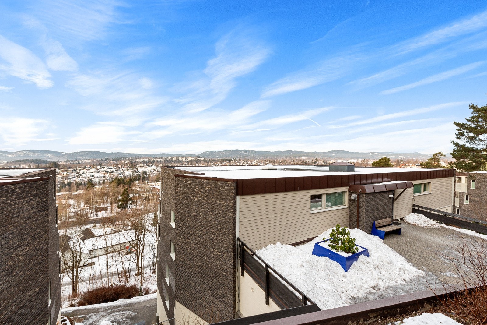 Vestvendt terrasse på 14 kvadratmeter med flott utsikt og fantastiske solforhold. Galleribilde