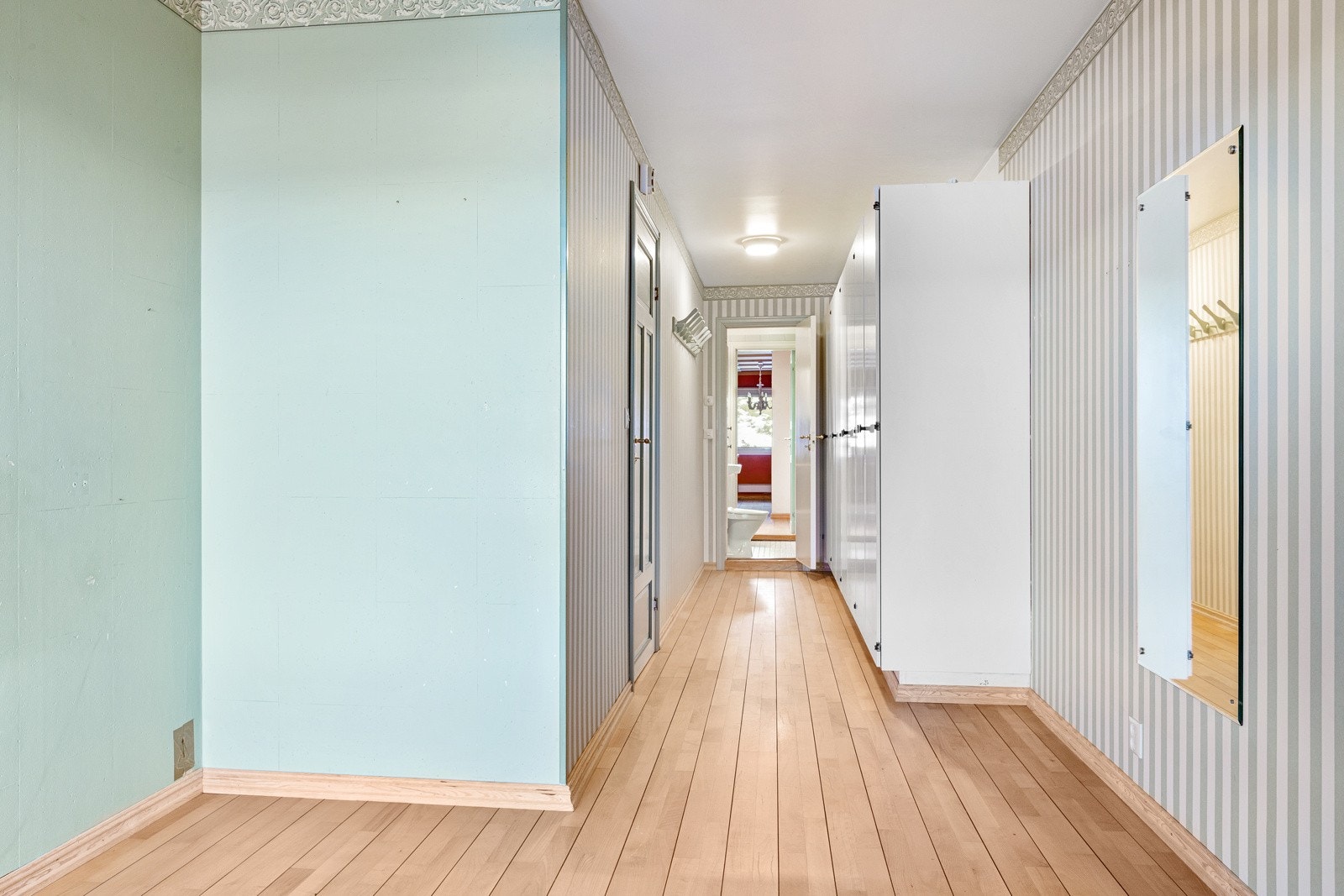 Godt med plass til garderobeskap på soverommet. Direkte adkomst til badet. Galleribilde