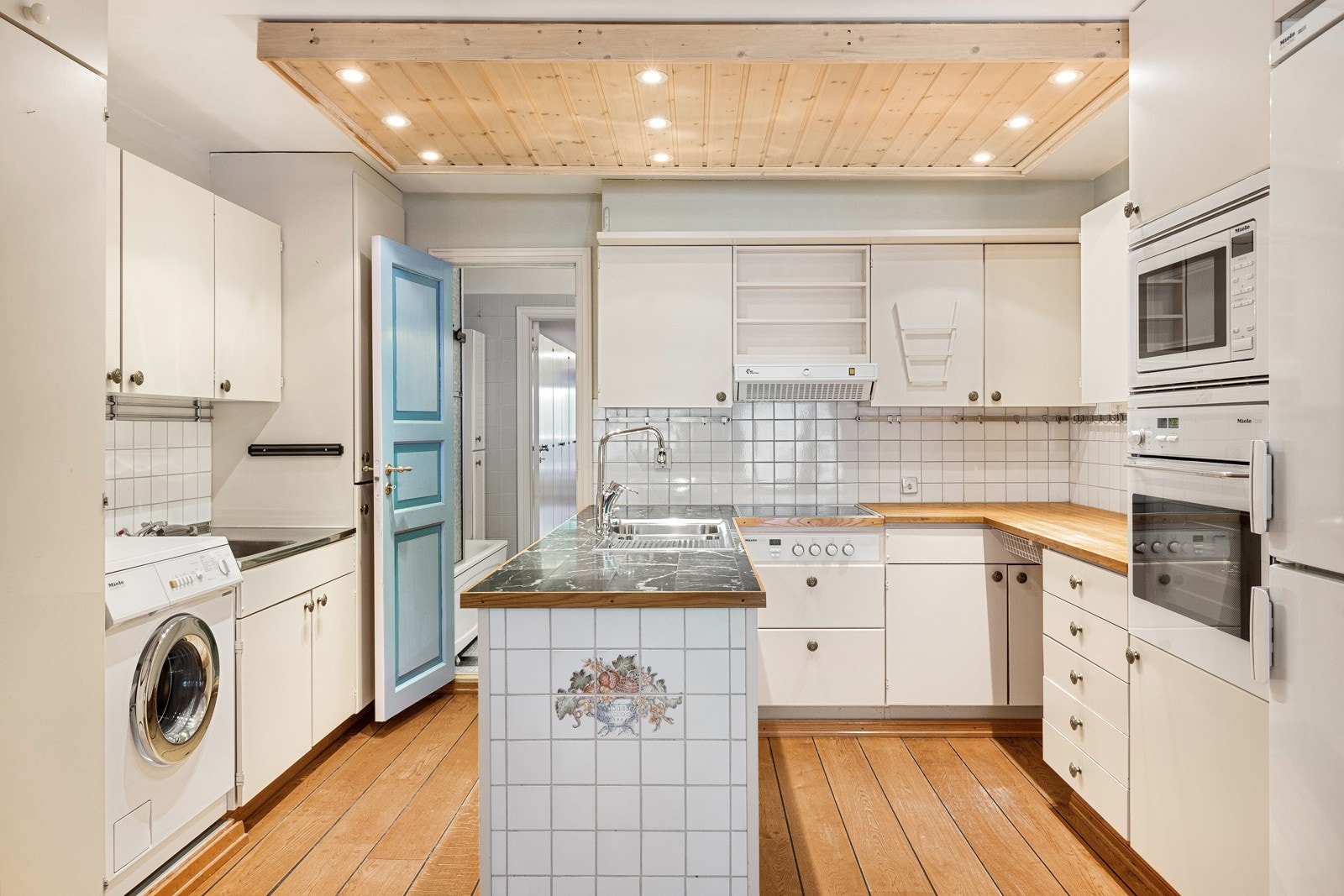 Kjøkkenet er vurdert til å være fra byggeår. Her kan du skape ditt drømmekjøkken, enten du vil flytte plassering på det eller ikke. Galleribilde