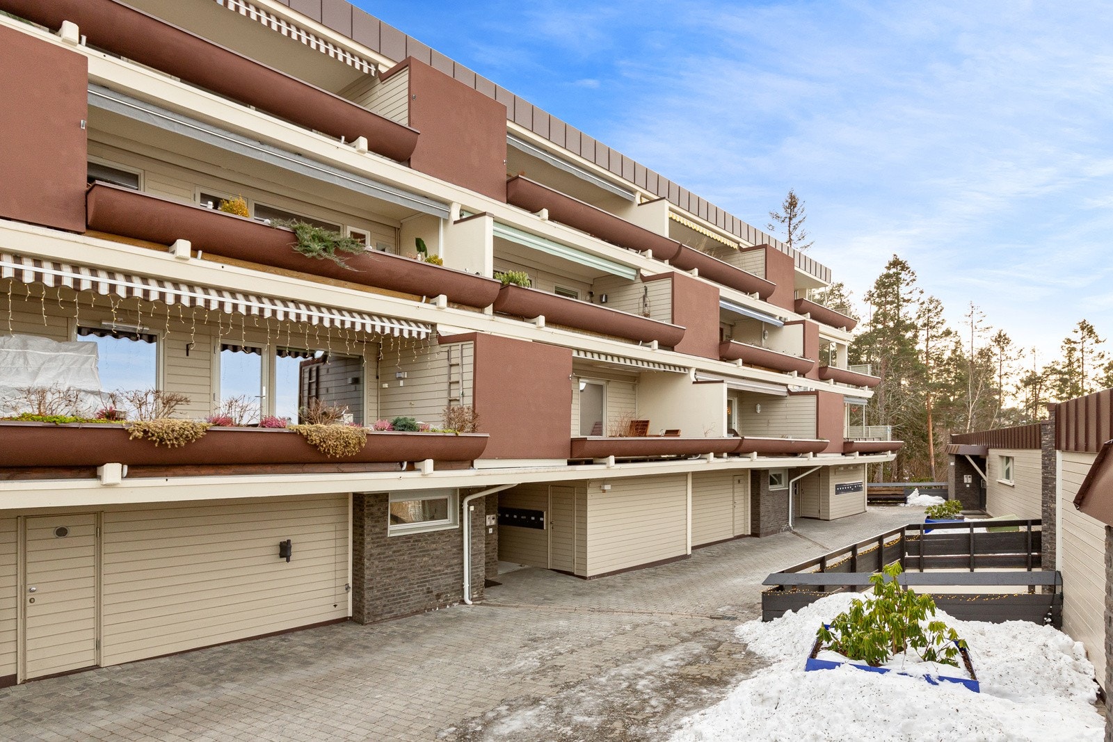 Terrasseleilighet med attraktiv beliggenhet på Ullerntoppen. Her bor man rolig og barnevennlig, innerst i en trafikkstille blindvei. Galleribilde