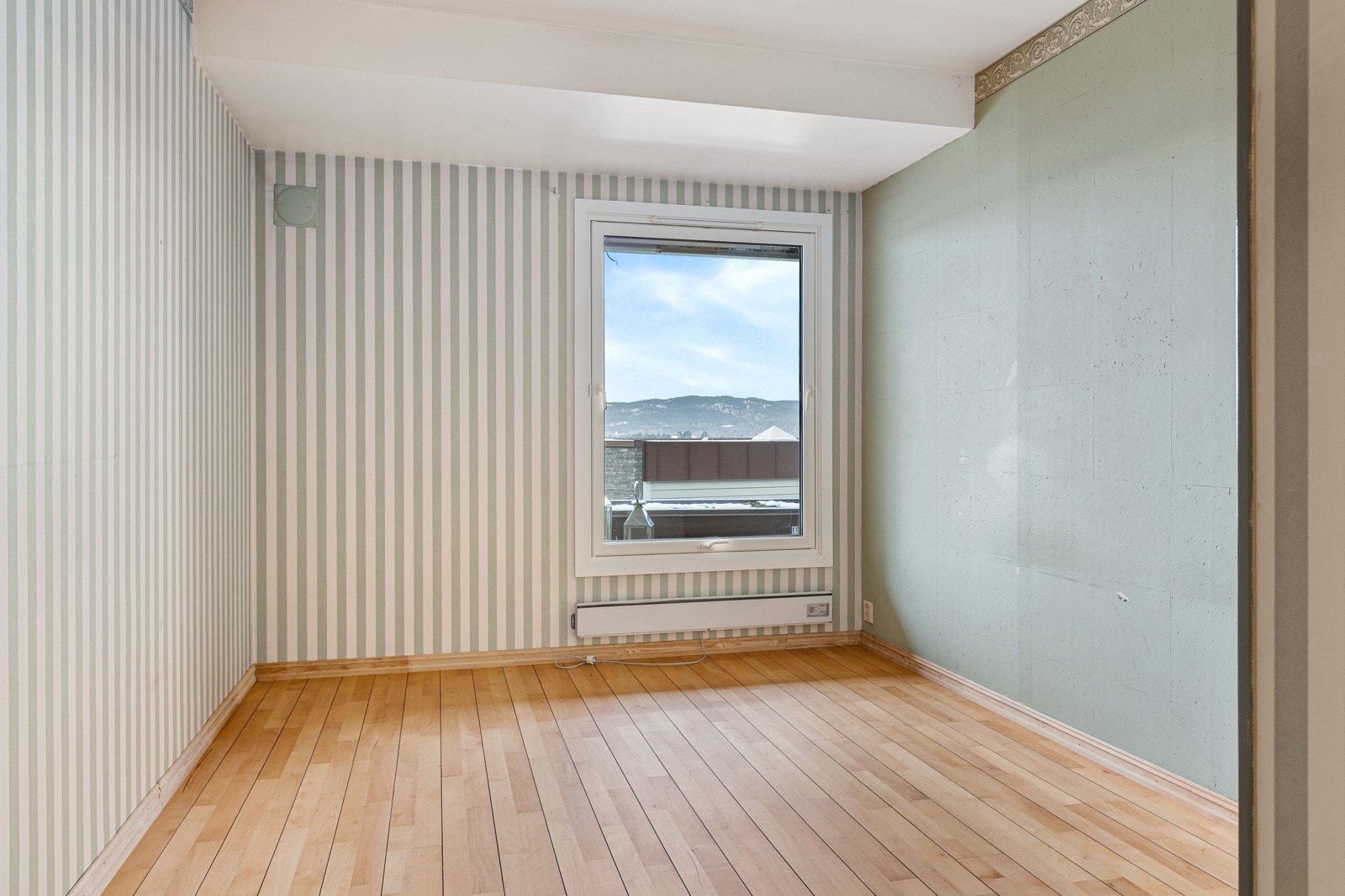 Soverom mot vest med plass til dobbeltseng. Utsikt fra soveromsvinduet. Galleribilde