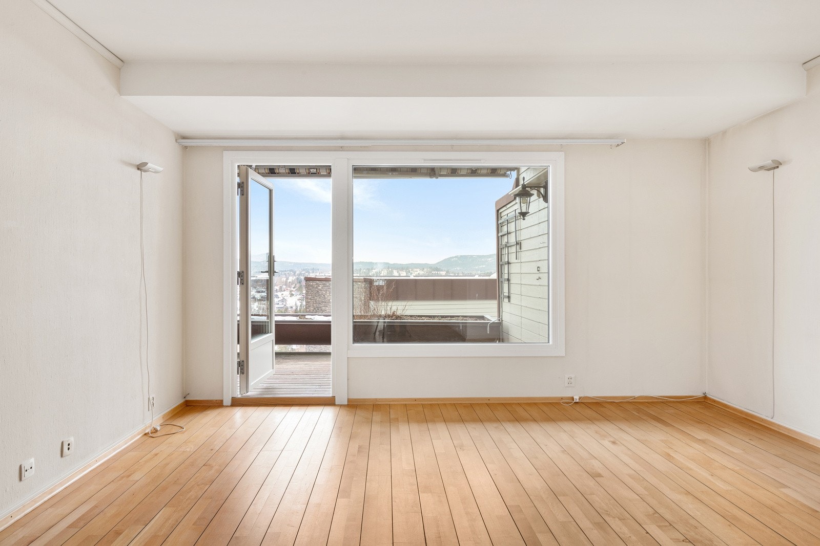 Romslig stue med utgang til terrassen. Kjøkkenet kan flyttes til denne enden av leiligheten - en fin løsning! Galleribilde