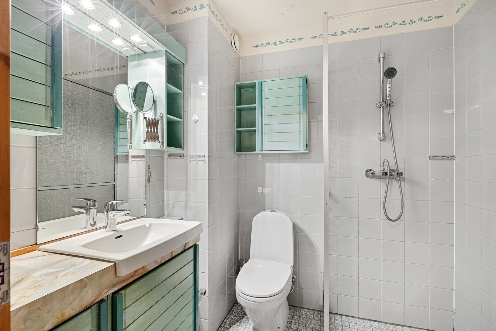 Leiligheten har to bad med potensial. De er vurdert til å være fra byggeår og det bør påregnes kostnader til oppussing/utbedring innen rimnelig tid. Galleribilde