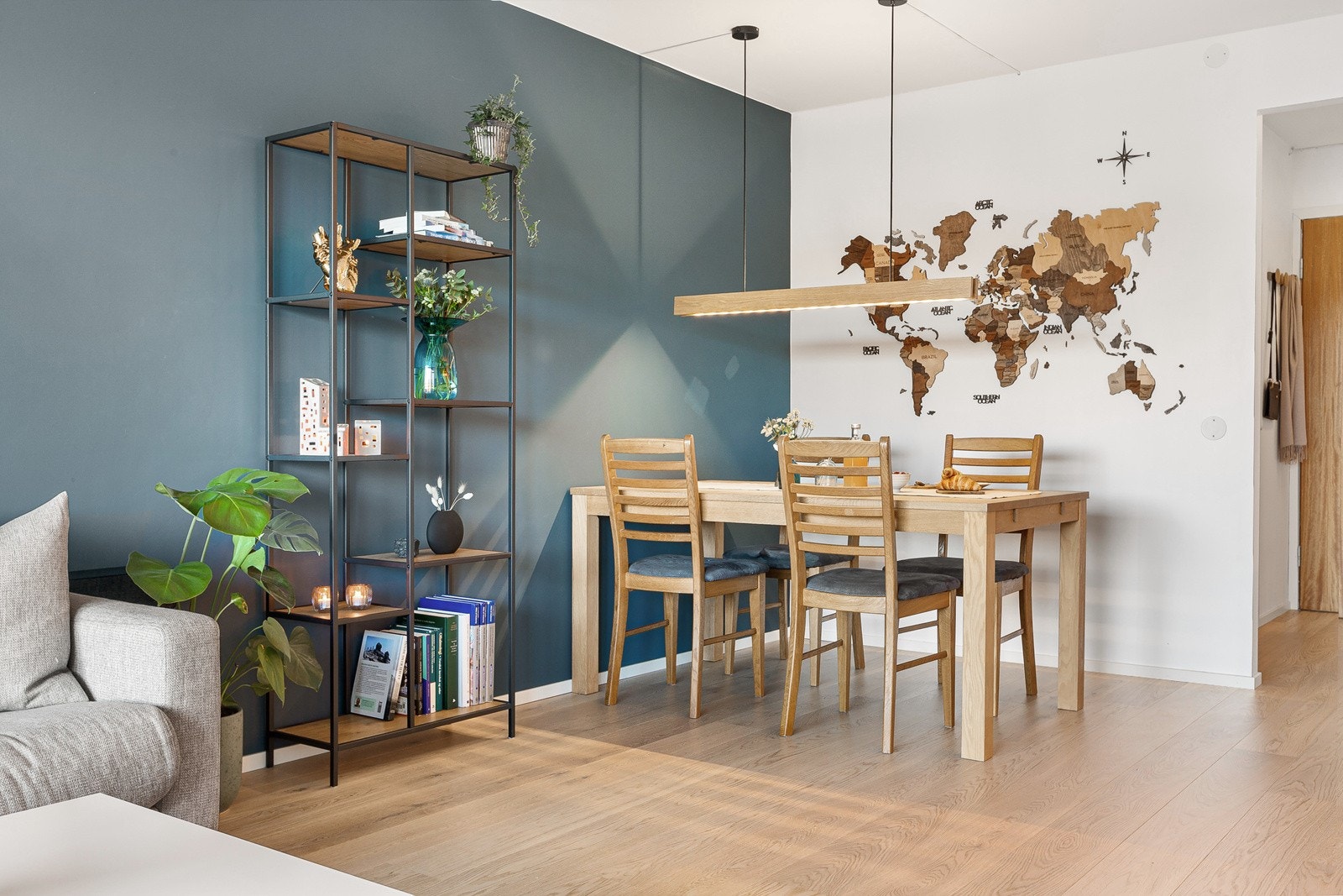 Det er godt med plass til både sofakrok og spisebord. Galleribilde