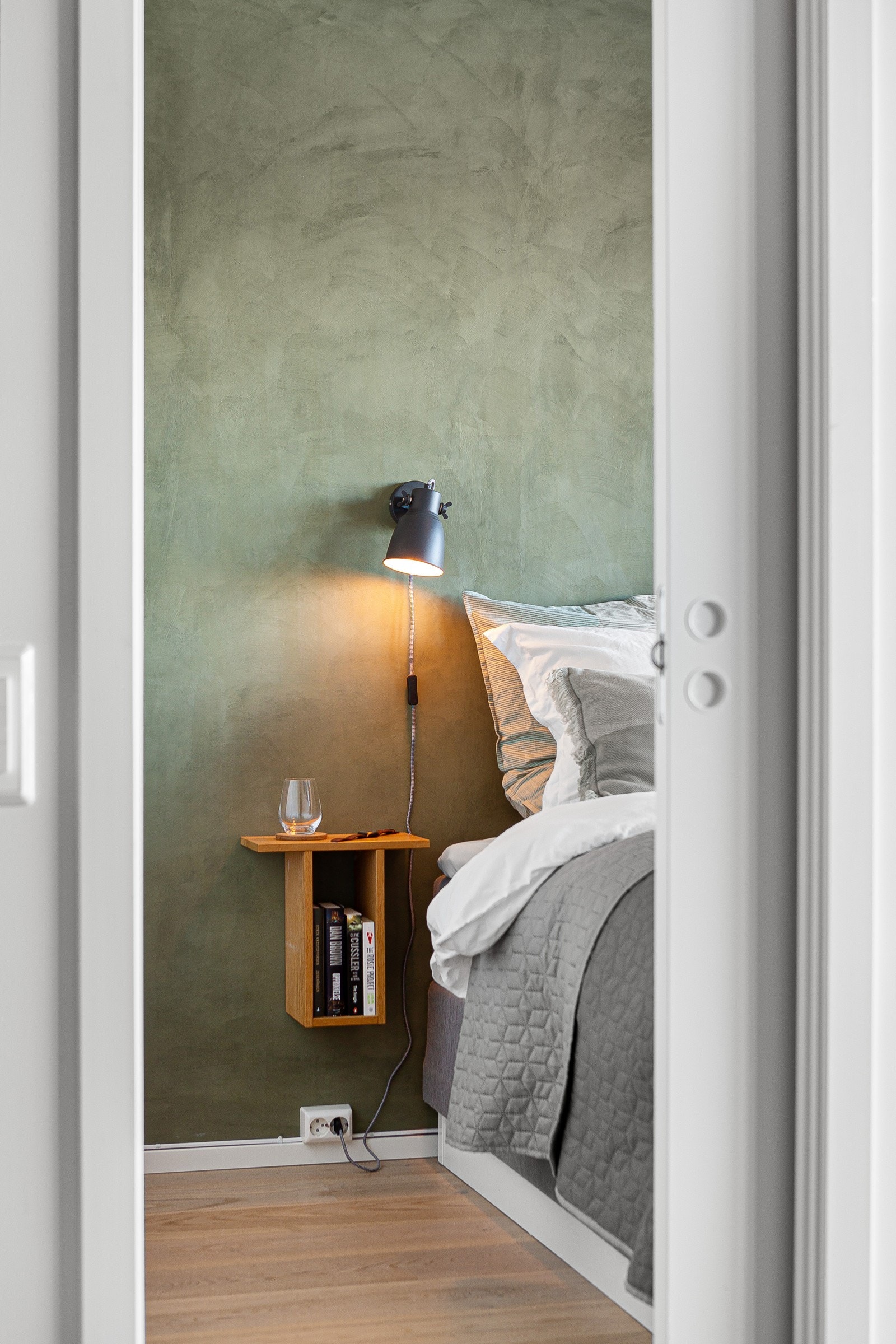 Arealeffektivt og plassbesparende med skyvedører inn til soverommet. Galleribilde