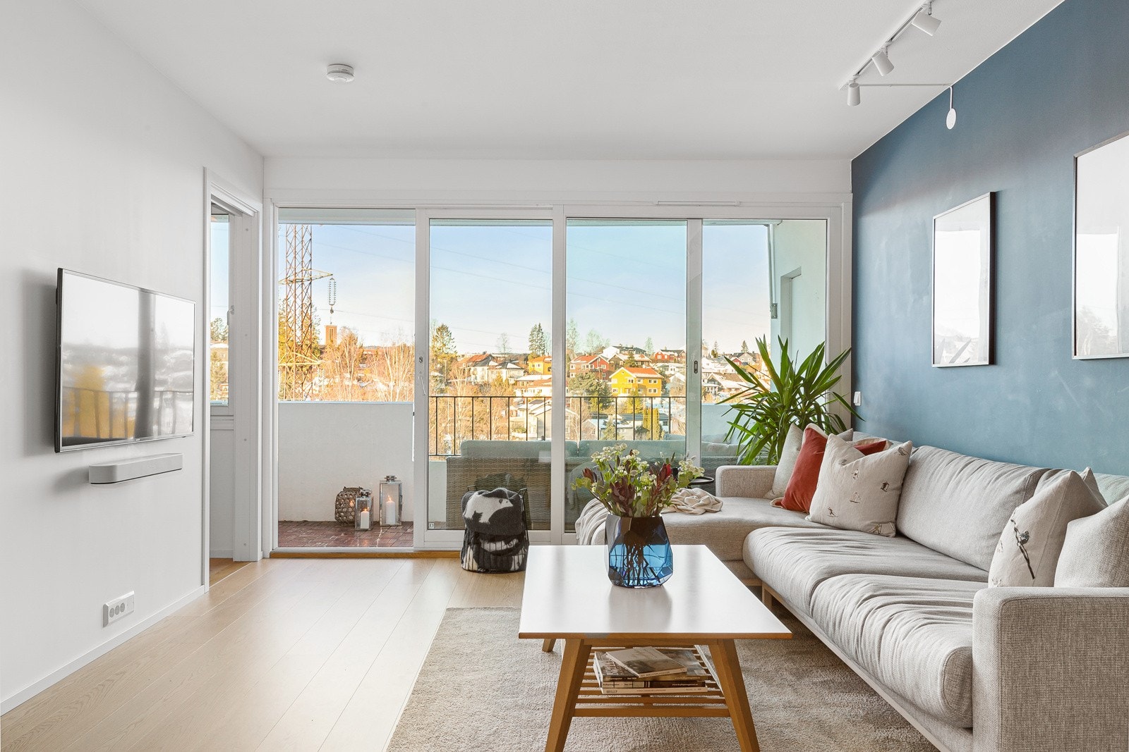 Balkongdør med store glassfelt slipper rikelig med lys inn i leiligheten. Galleribilde