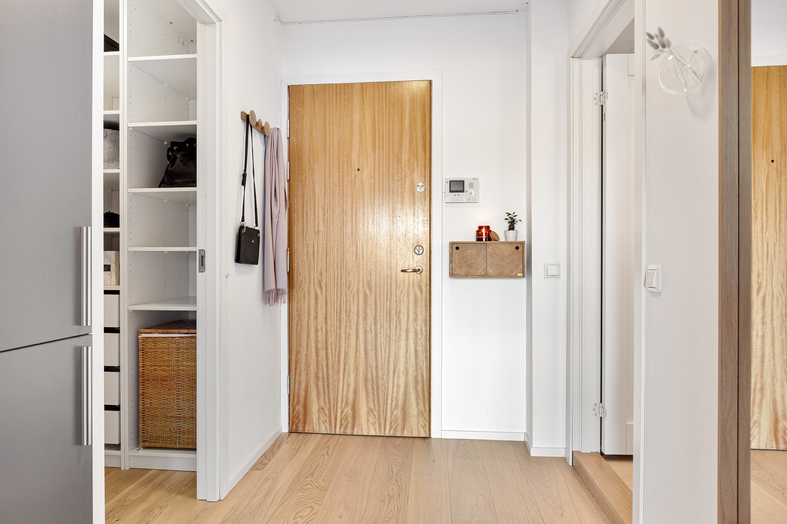 Lys og innbydende entré med plass til knaggrekker. Det er callinganlegg med video. Galleribilde