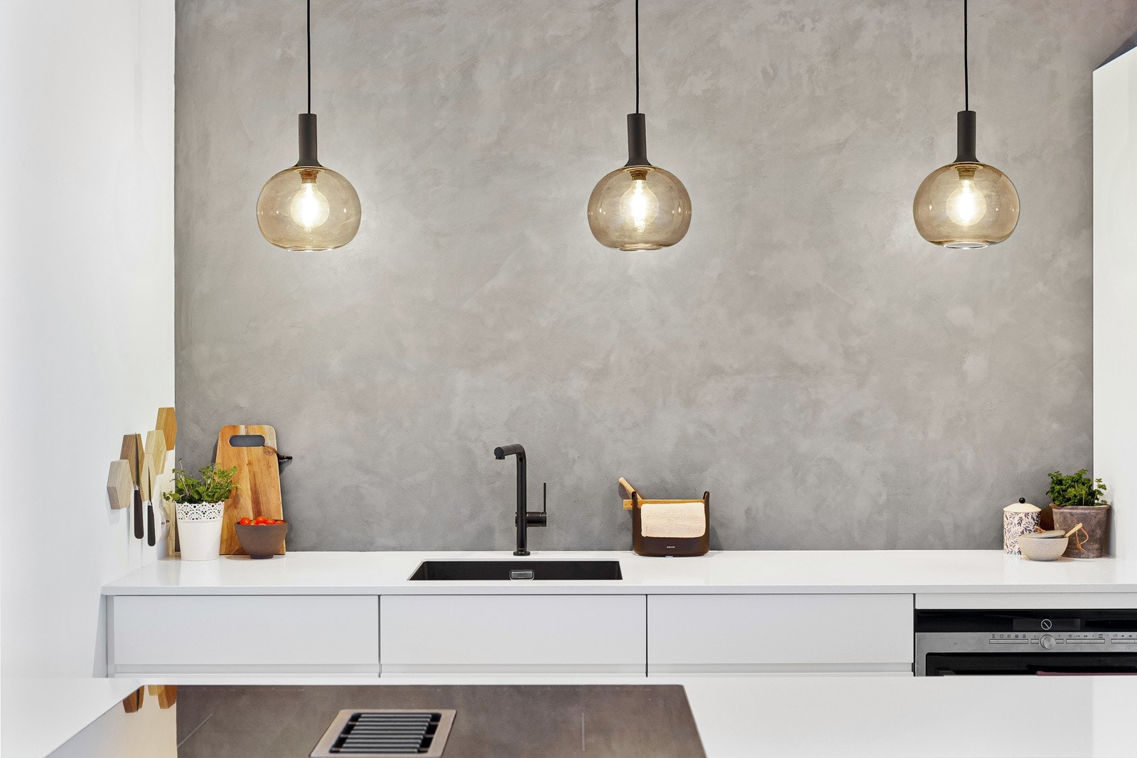 Kjøkkenøyen gir både ekstra arbeidsplass og oppbevaringsplass. Galleribilde