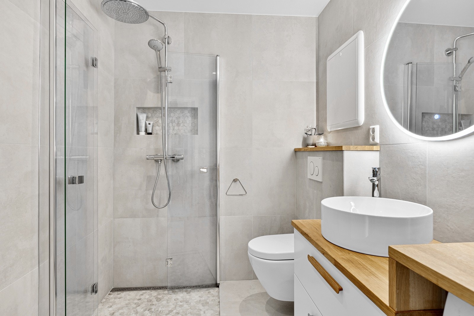 Lekkert bad med fint flis- og innredningsvalg. Badet ble pusset opp i 2020. Galleribilde