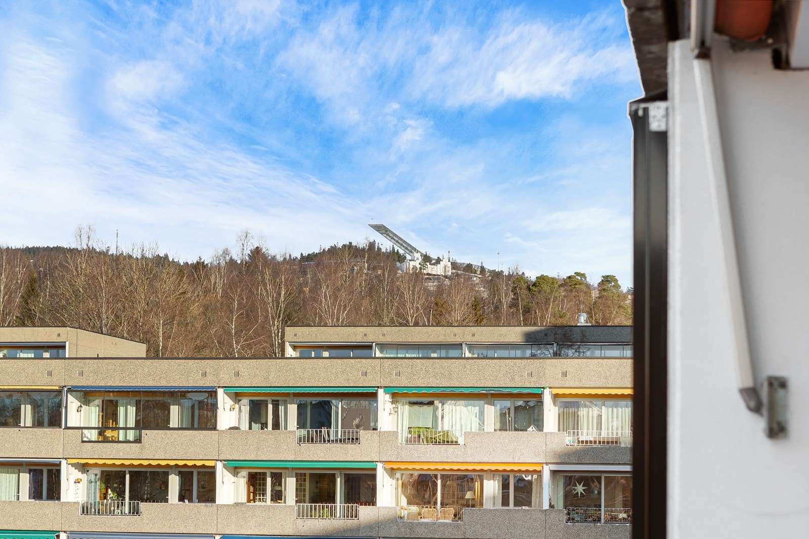 Utsikt fra balkongen mot et av Norges mest kjente landemerker, Holmenkollbakken. Galleribilde